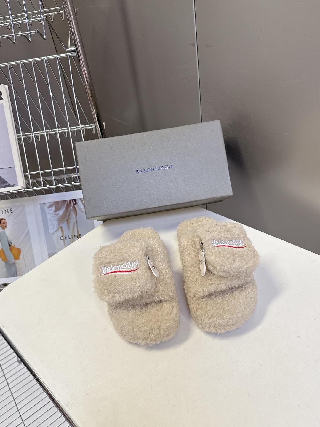  巴黎世家Balenciaga秋冬最新情侣款可乐毛拖～
  超多明星网红种草 这双毛拖也是好好看 小包包