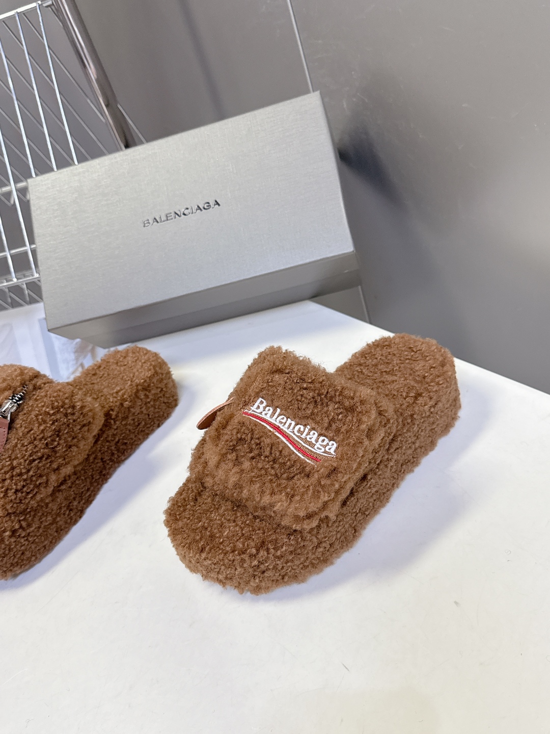  巴黎世家Balenciaga秋冬最新情侣款可乐毛拖～
  超多明星网红种草 这双毛拖也是好好看 小包包