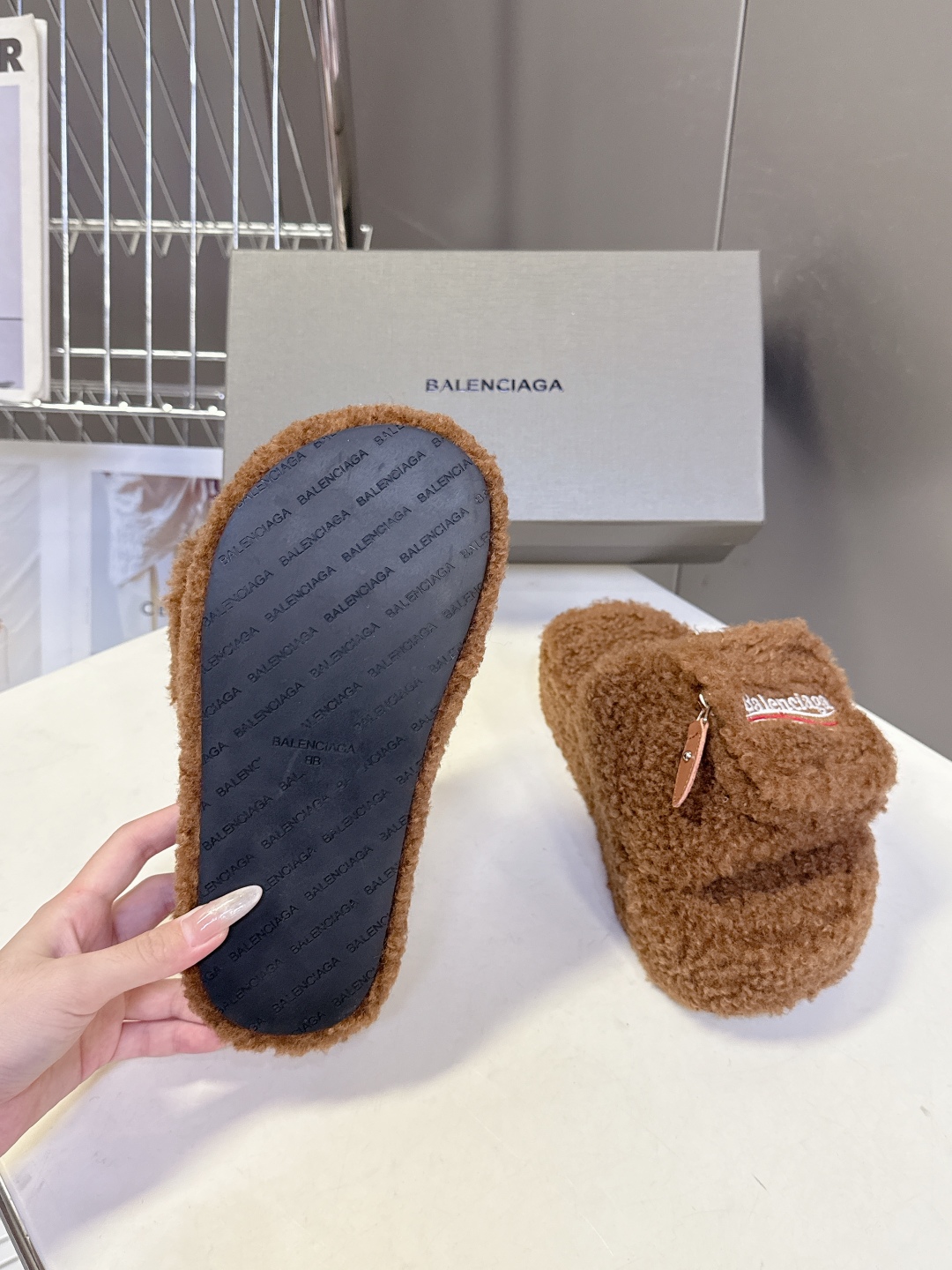  巴黎世家Balenciaga秋冬最新情侣款可乐毛拖～
  超多明星网红种草 这双毛拖也是好好看 小包包