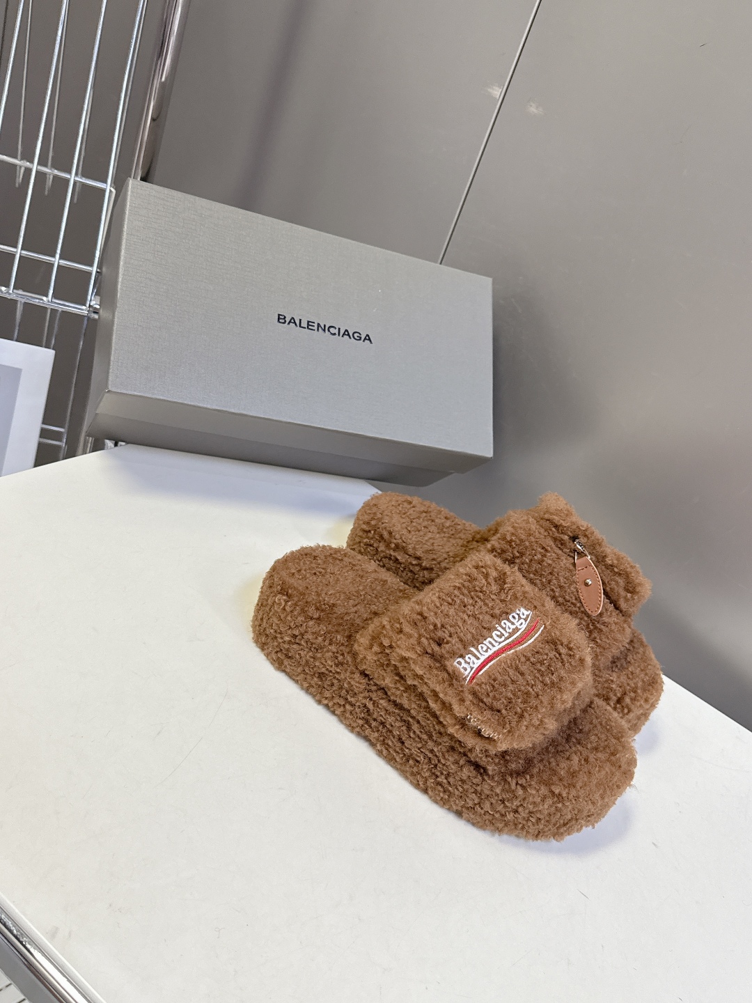  巴黎世家Balenciaga秋冬最新情侣款可乐毛拖～
  超多明星网红种草 这双毛拖也是好好看 小包包