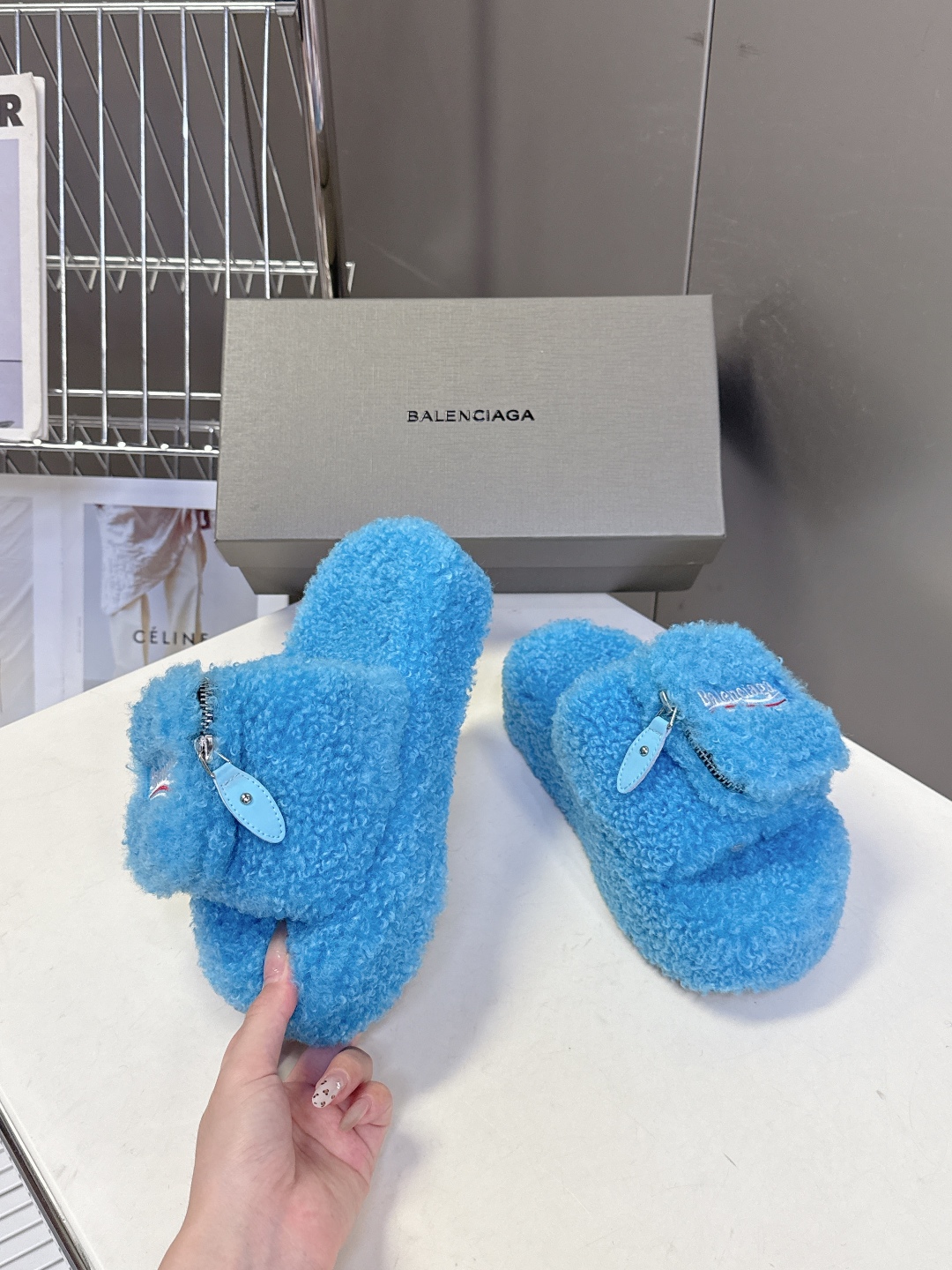  巴黎世家Balenciaga秋冬最新情侣款可乐毛拖～
  超多明星网红种草 这双毛拖也是好好看 小包包