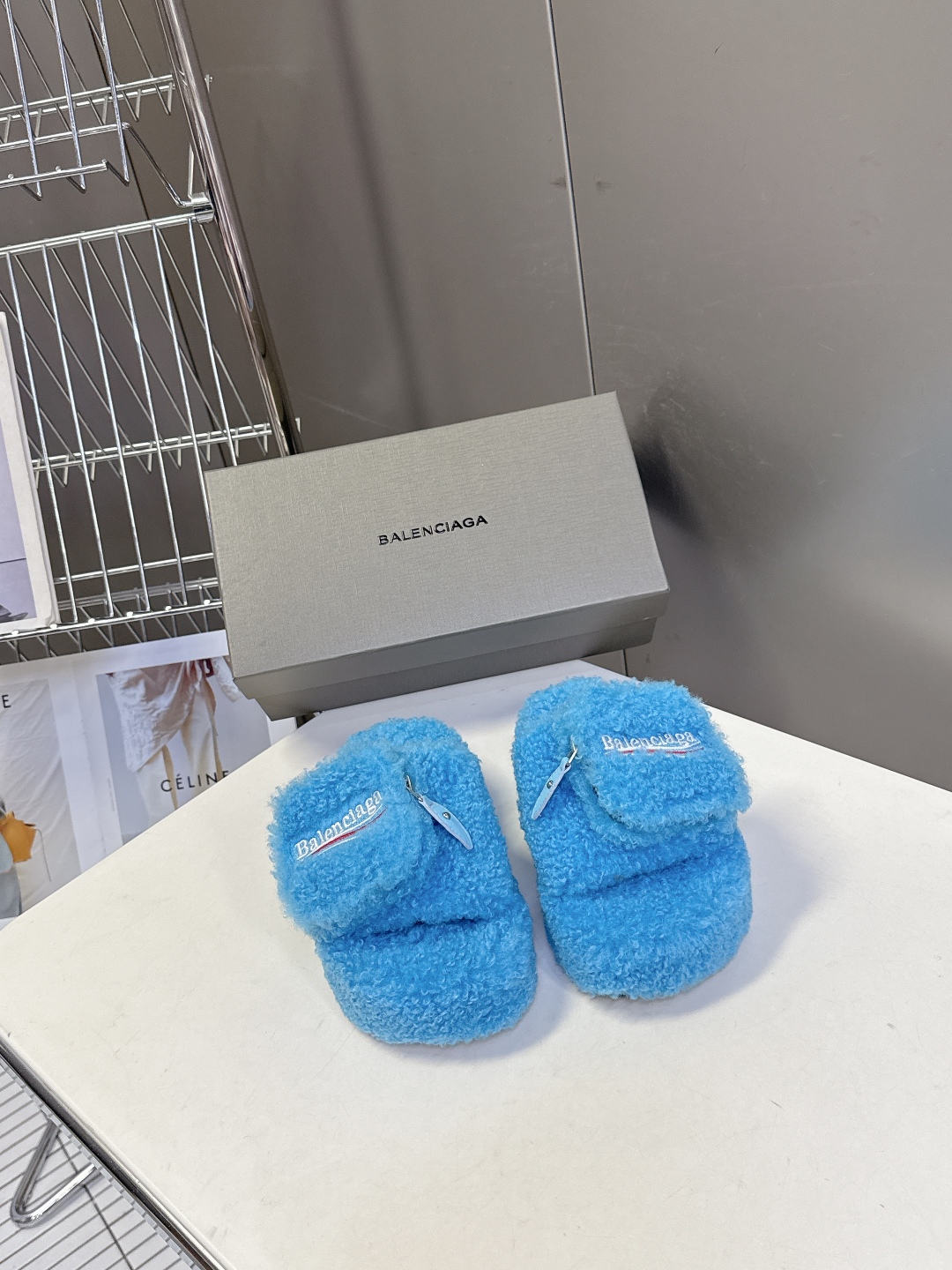  巴黎世家Balenciaga秋冬最新情侣款可乐毛拖～
  超多明星网红种草 这双毛拖也是好好看 小包包