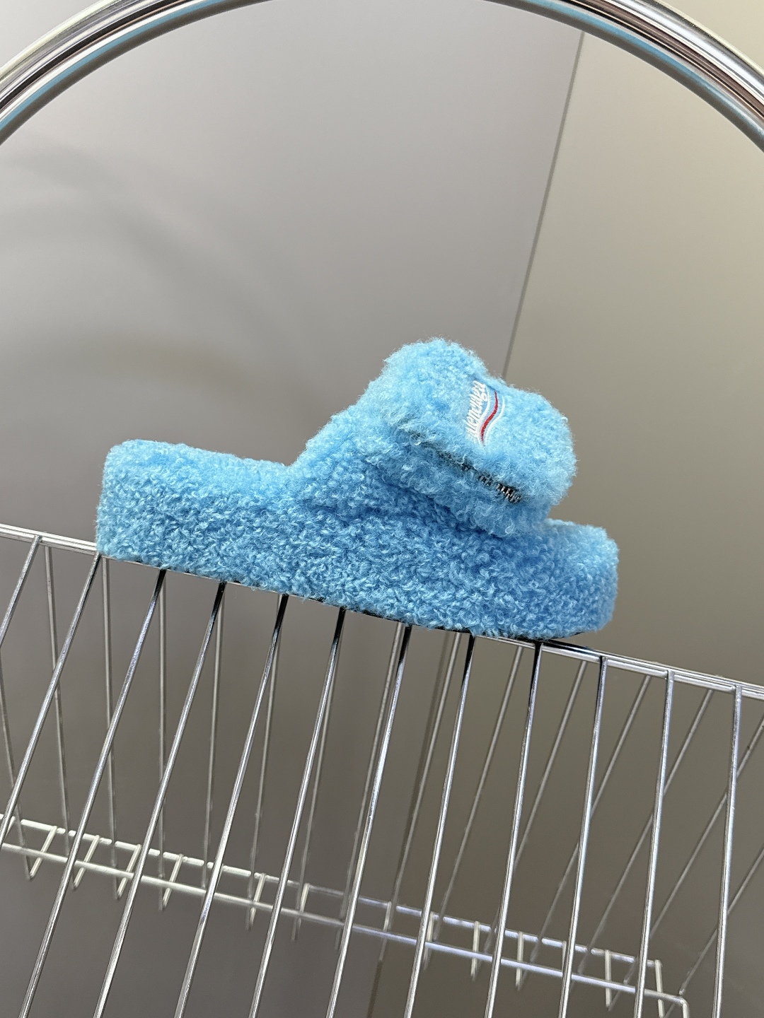  巴黎世家Balenciaga秋冬最新情侣款可乐毛拖～
  超多明星网红种草 这双毛拖也是好好看 小包包