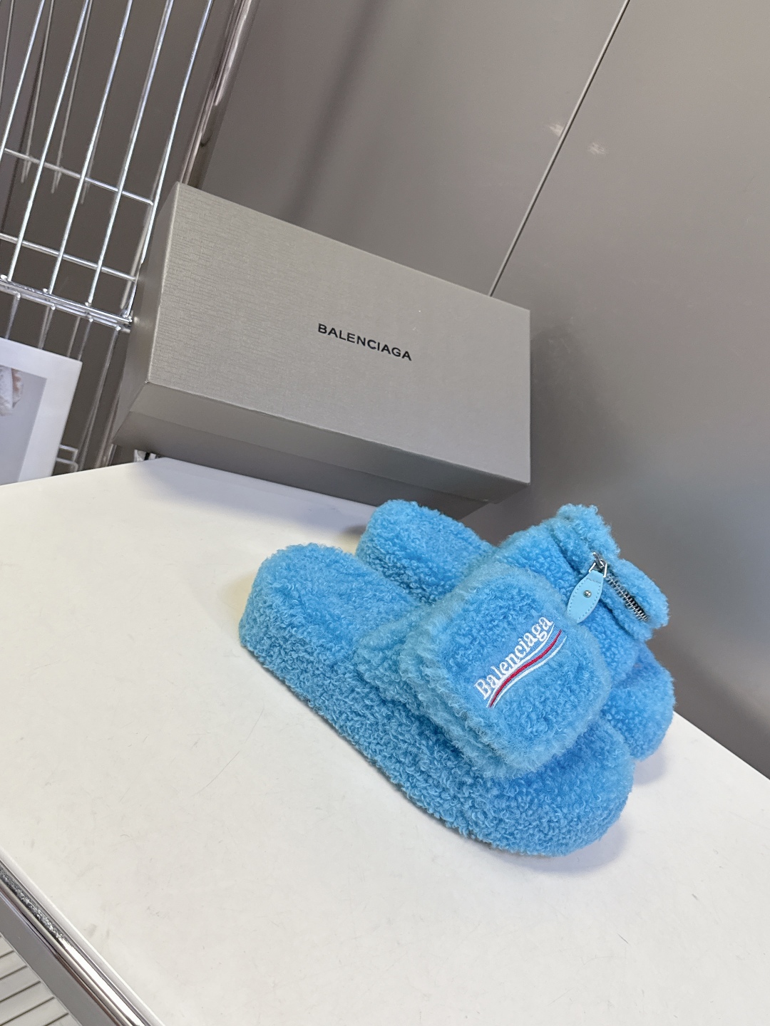  巴黎世家Balenciaga秋冬最新情侣款可乐毛拖～
  超多明星网红种草 这双毛拖也是好好看 小包包