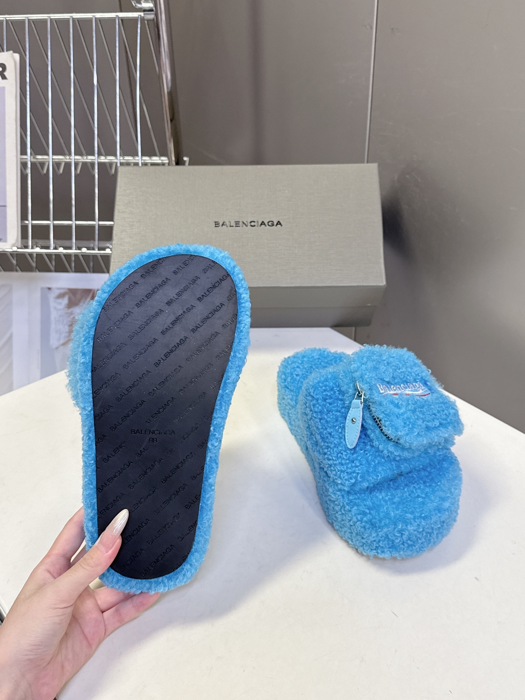  巴黎世家Balenciaga秋冬最新情侣款可乐毛拖～
  超多明星网红种草 这双毛拖也是好好看 小包包