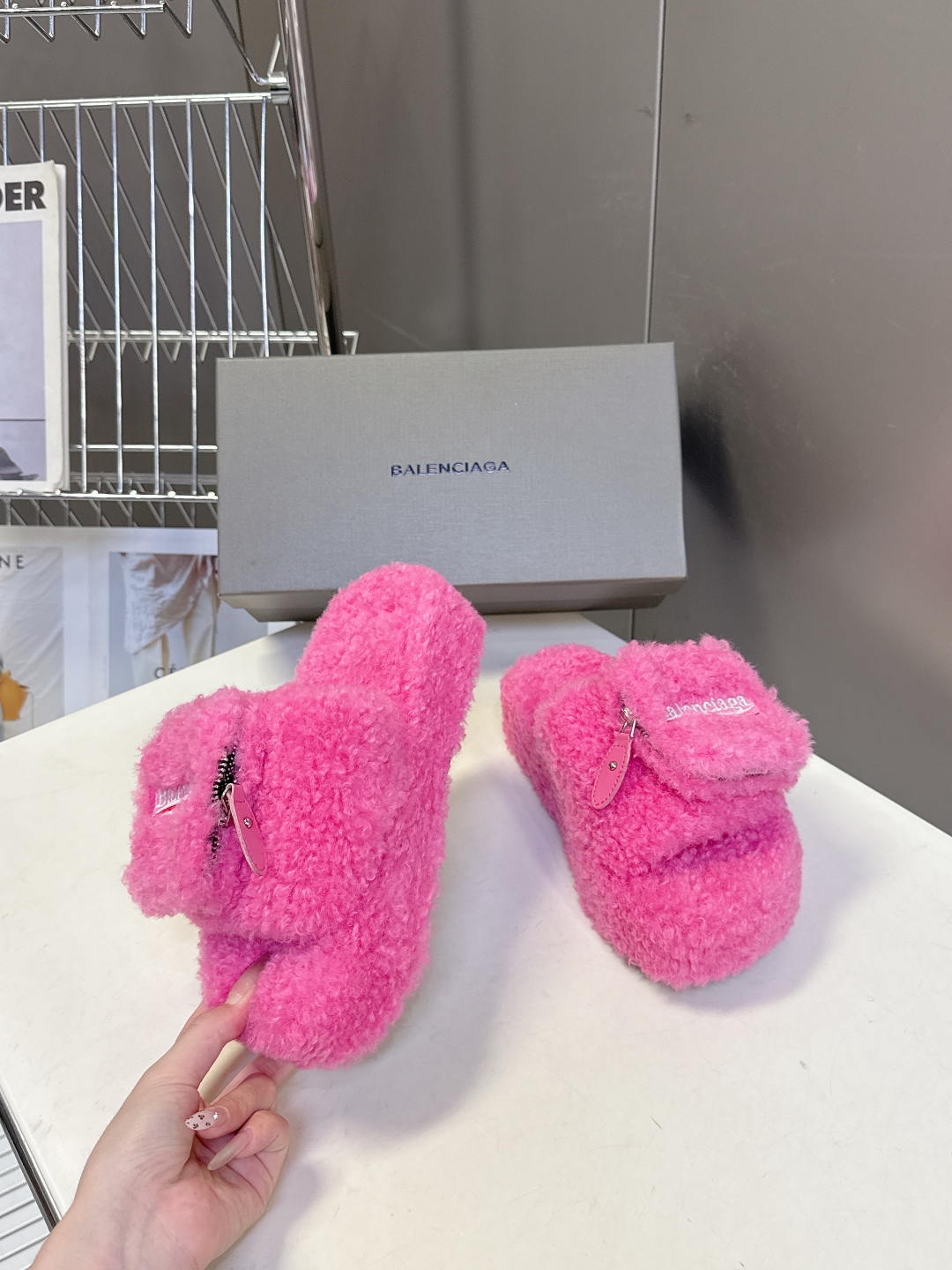  巴黎世家Balenciaga秋冬最新情侣款可乐毛拖～
  超多明星网红种草 这双毛拖也是好好看 小包包