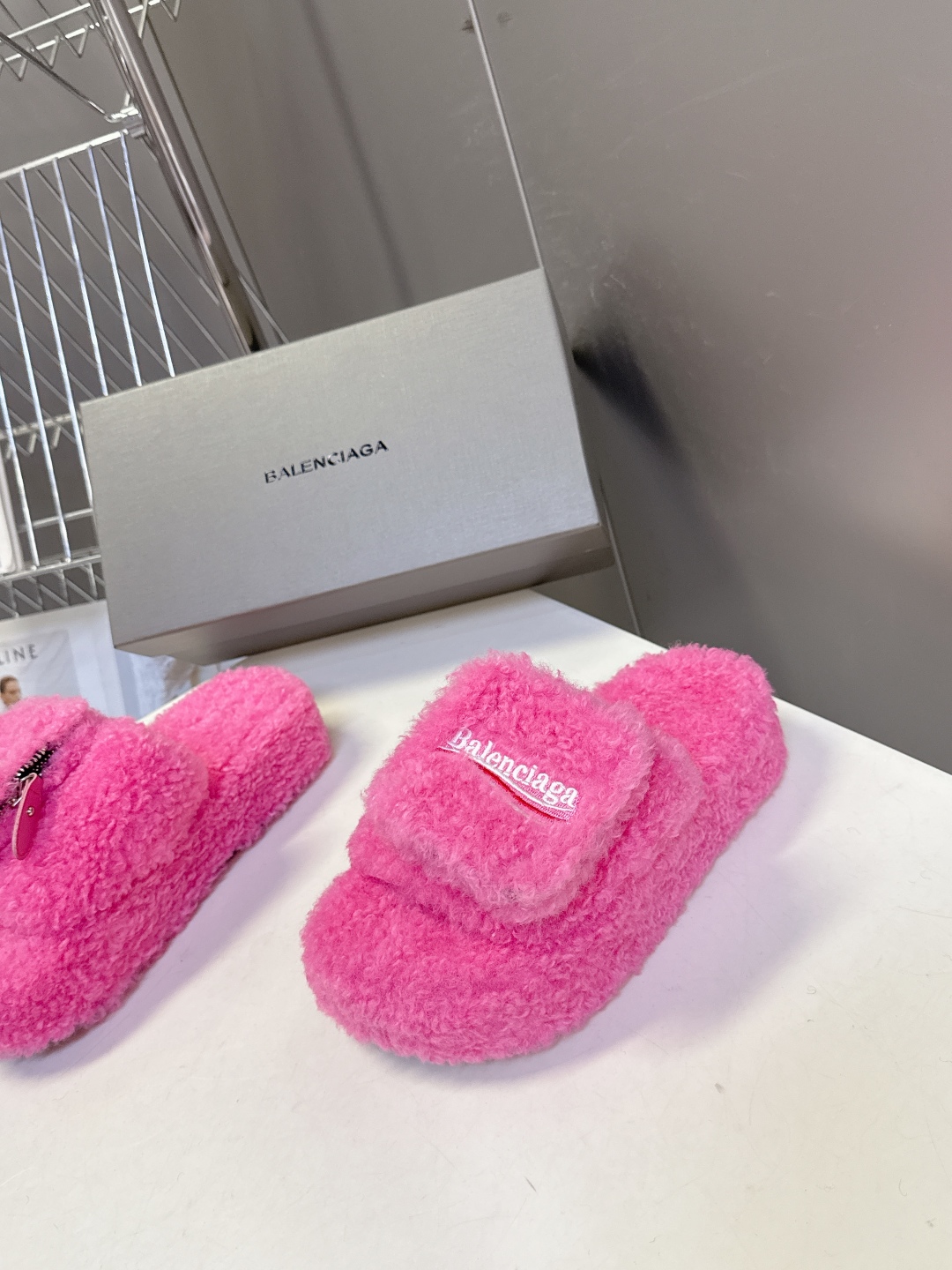  巴黎世家Balenciaga秋冬最新情侣款可乐毛拖～
  超多明星网红种草 这双毛拖也是好好看 小包包