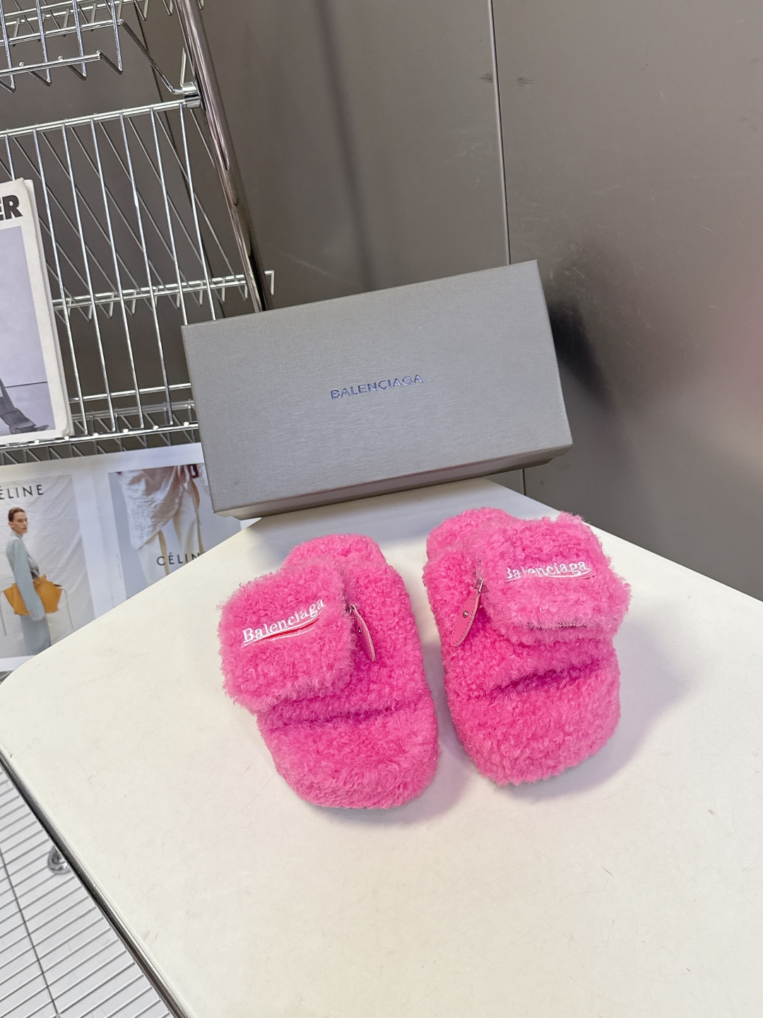  巴黎世家Balenciaga秋冬最新情侣款可乐毛拖～
  超多明星网红种草 这双毛拖也是好好看 小包包