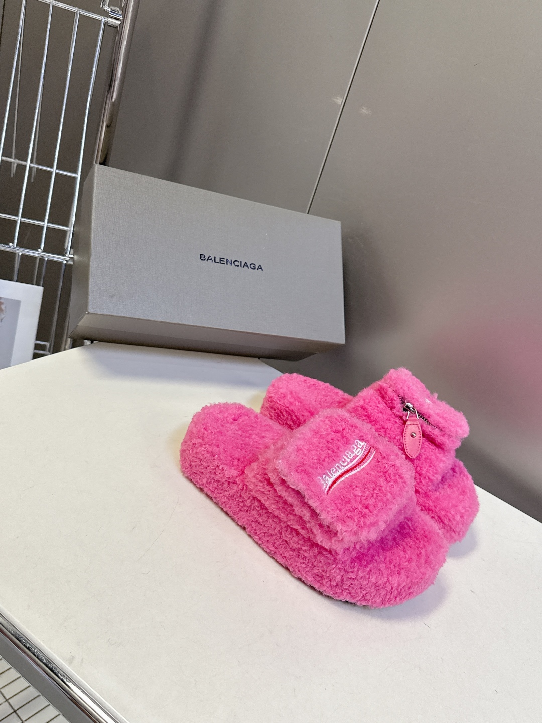  巴黎世家Balenciaga秋冬最新情侣款可乐毛拖～
  超多明星网红种草 这双毛拖也是好好看 小包包