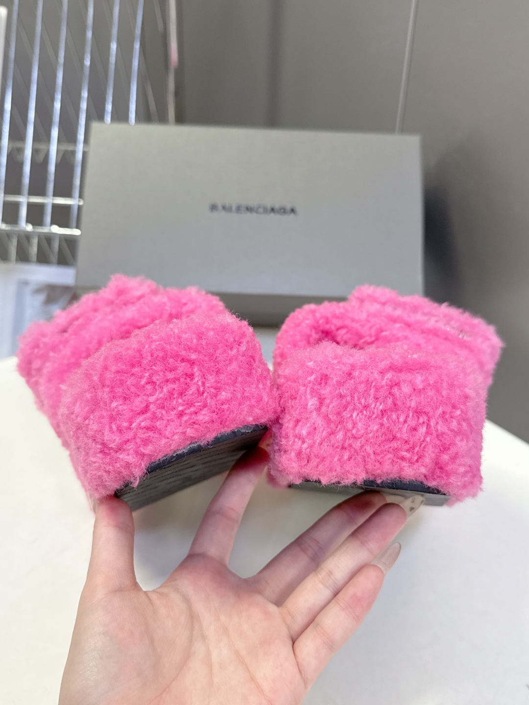  巴黎世家Balenciaga秋冬最新情侣款可乐毛拖～
  超多明星网红种草 这双毛拖也是好好看 小包包