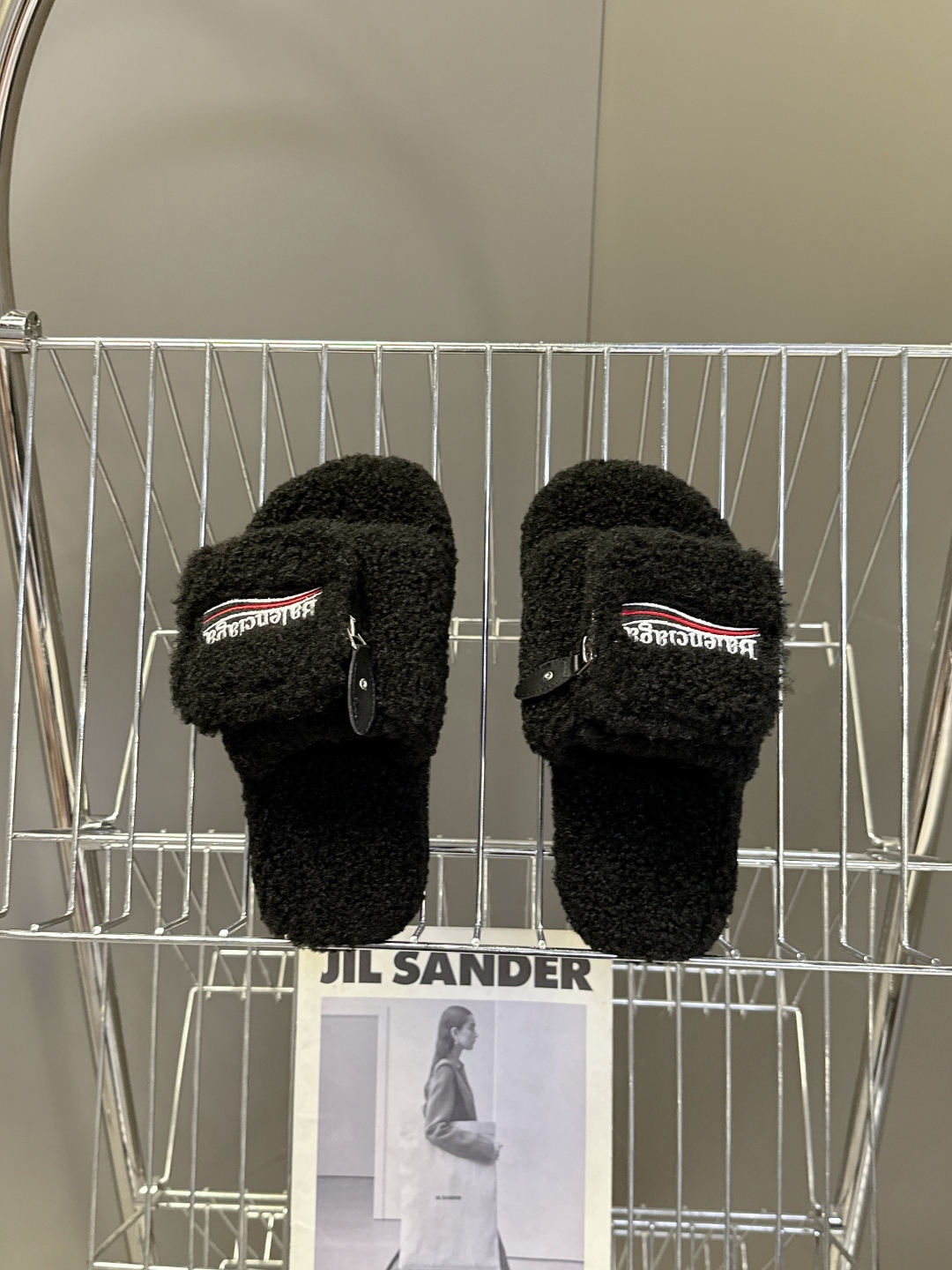  巴黎世家Balenciaga秋冬最新情侣款可乐毛拖～
  超多明星网红种草 这双毛拖也是好好看 小包包