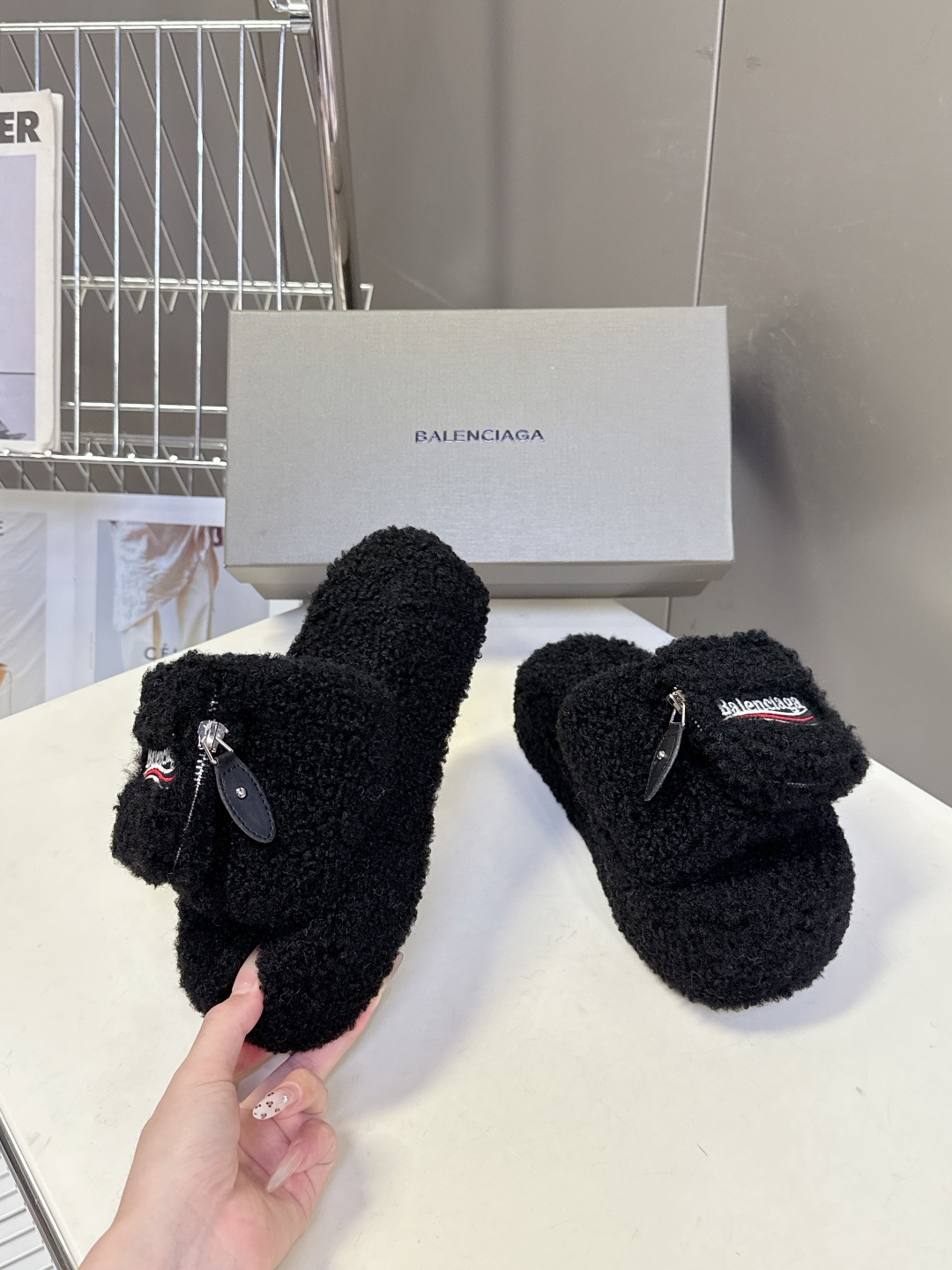  巴黎世家Balenciaga秋冬最新情侣款可乐毛拖～
  超多明星网红种草 这双毛拖也是好好看 小包包
