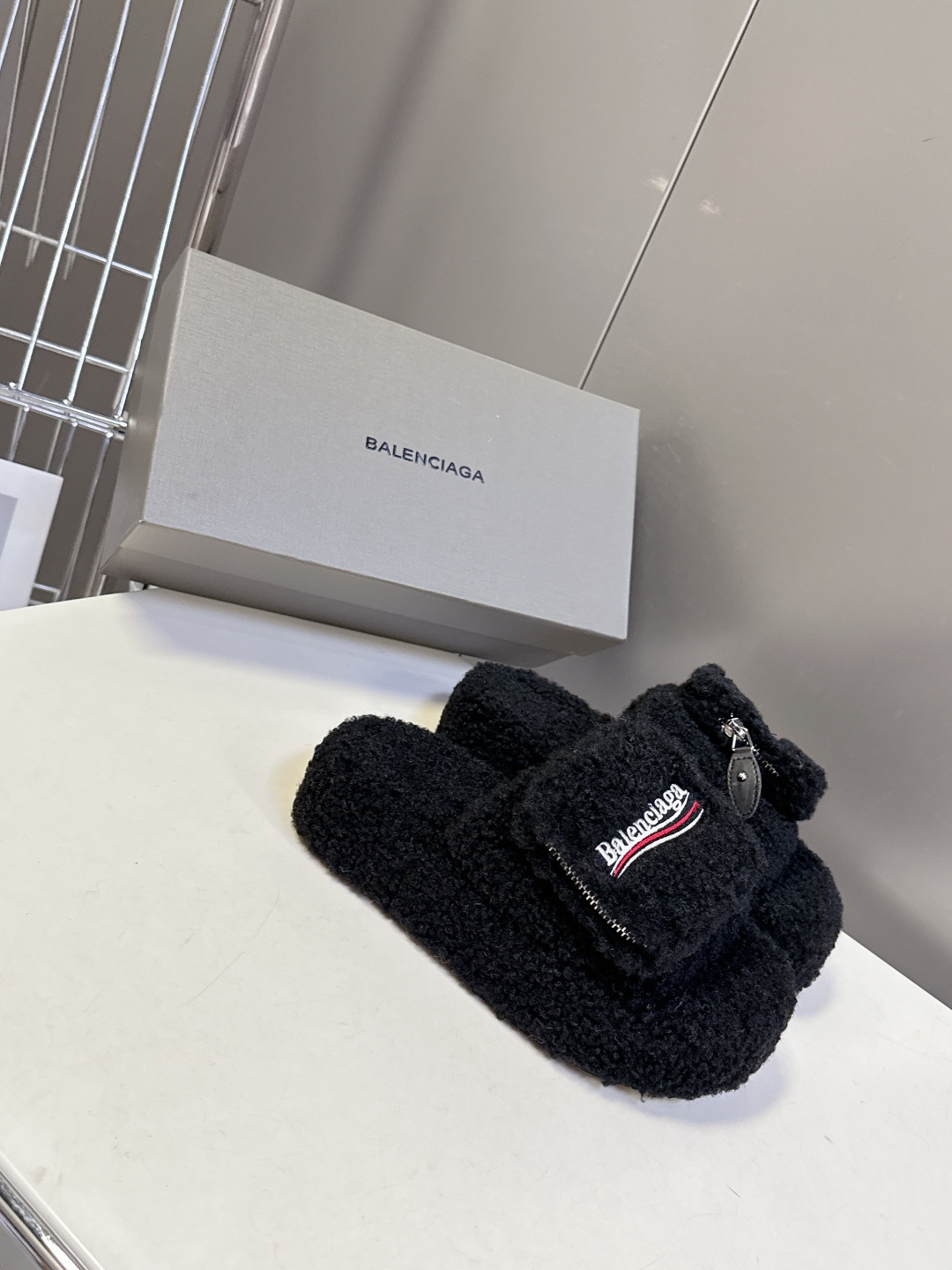  巴黎世家Balenciaga秋冬最新情侣款可乐毛拖～
  超多明星网红种草 这双毛拖也是好好看 小包包