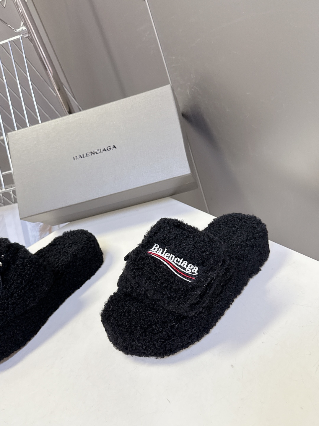  巴黎世家Balenciaga秋冬最新情侣款可乐毛拖～
  超多明星网红种草 这双毛拖也是好好看 小包包