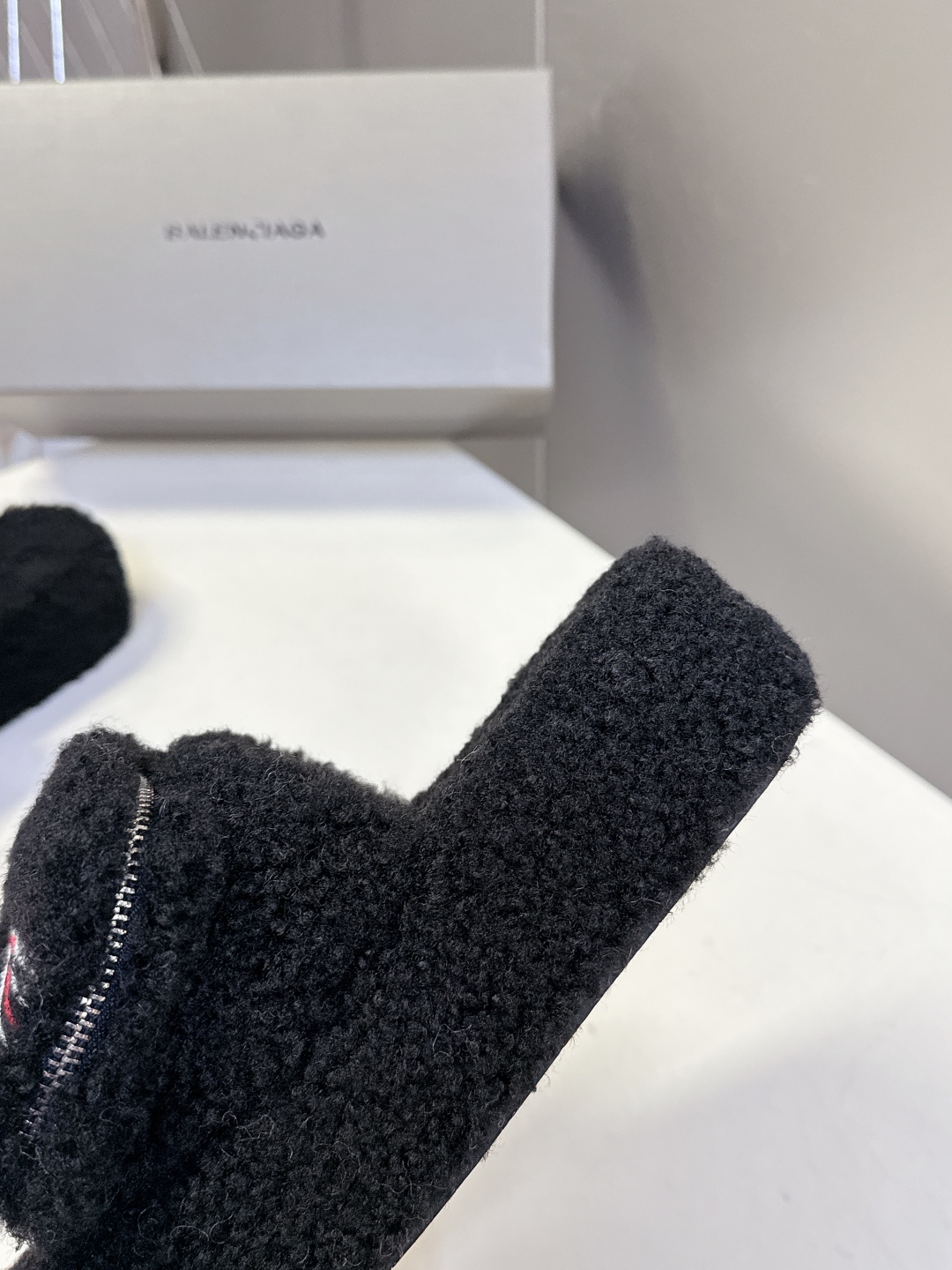  巴黎世家Balenciaga秋冬最新情侣款可乐毛拖～
  超多明星网红种草 这双毛拖也是好好看 小包包