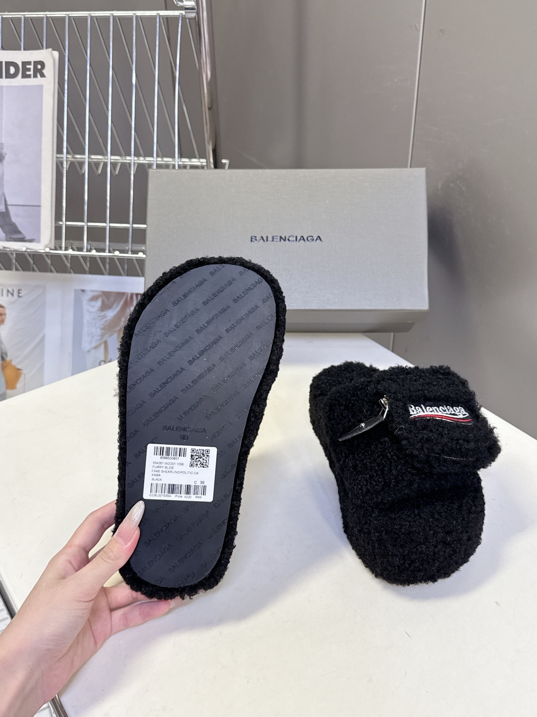  巴黎世家Balenciaga秋冬最新情侣款可乐毛拖～
  超多明星网红种草 这双毛拖也是好好看 小包包