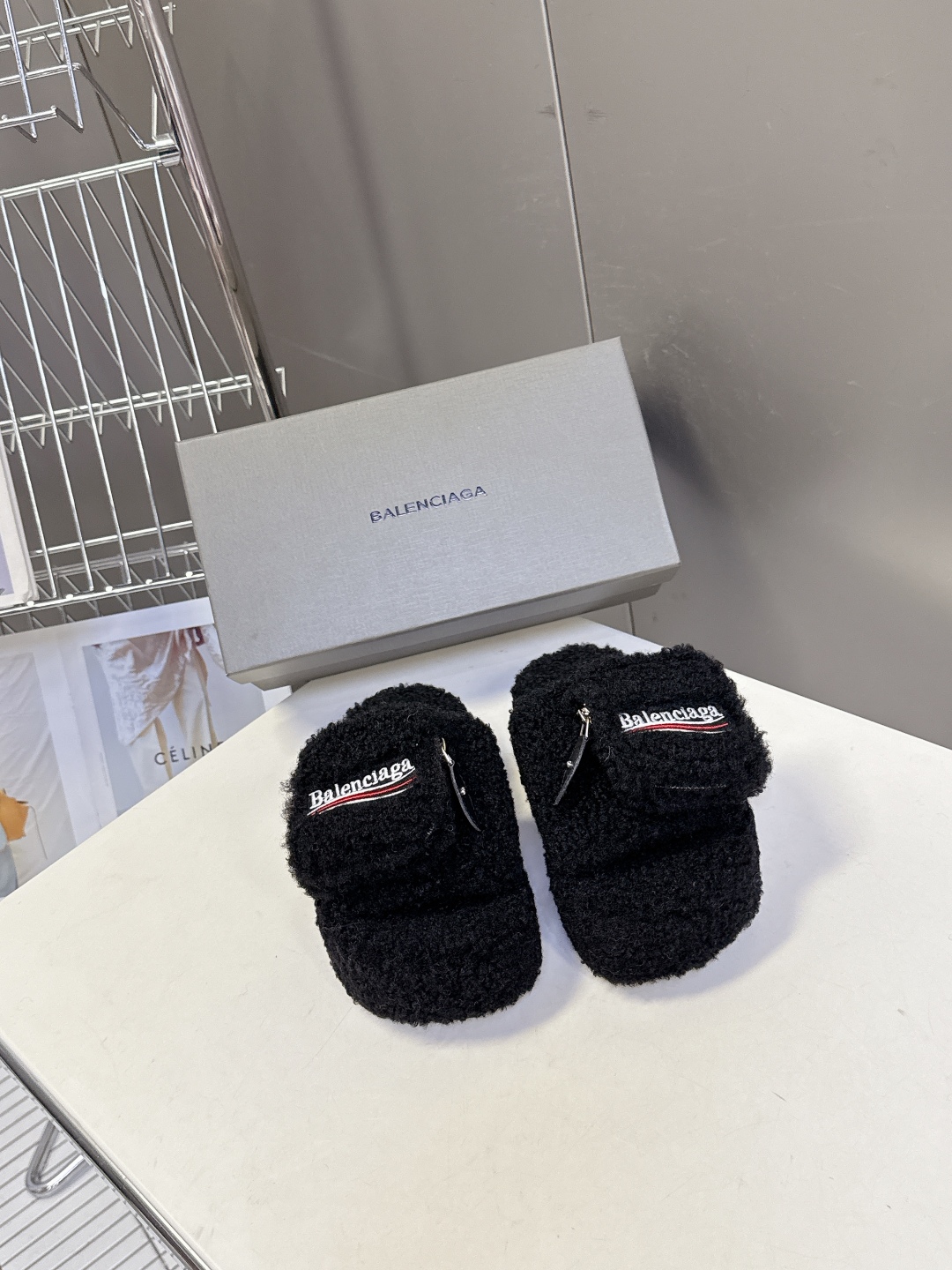  巴黎世家Balenciaga秋冬最新情侣款可乐毛拖～
  超多明星网红种草 这双毛拖也是好好看 小包包