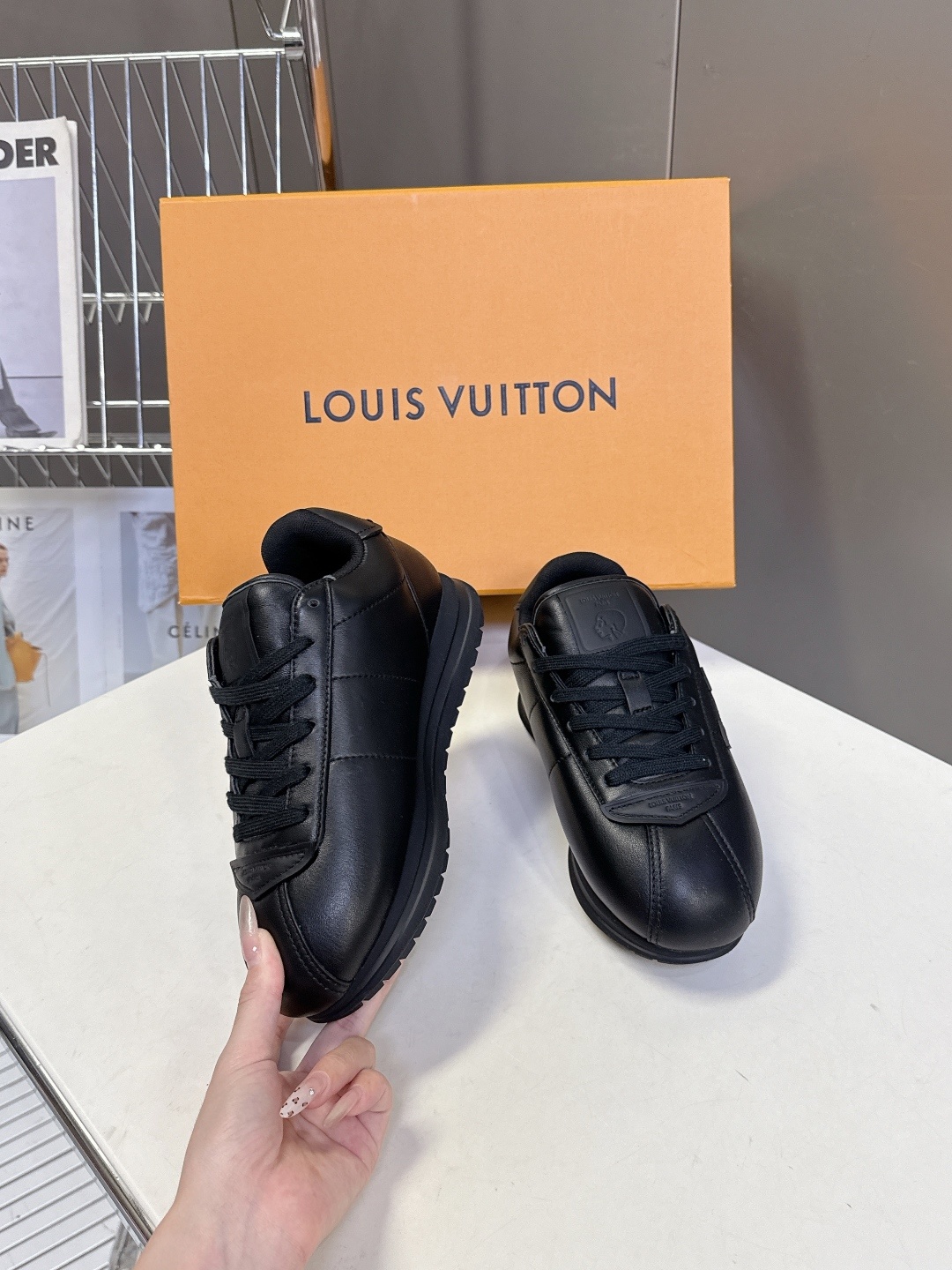 男装➕10 路易威登LOUIS VUITTON菲董联名走秀款厚底 运动鞋 阿甘鞋
秀款出镜率最高的单