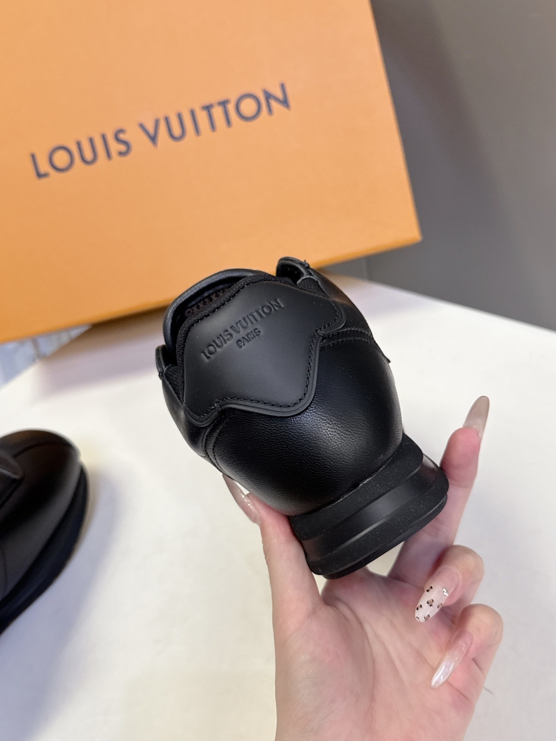 男装➕10 路易威登LOUIS VUITTON菲董联名走秀款厚底 运动鞋 阿甘鞋
秀款出镜率最高的单