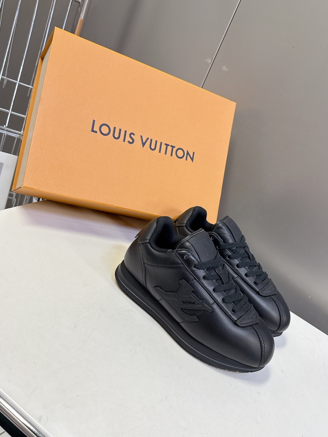 男装➕10 路易威登LOUIS VUITTON菲董联名走秀款厚底 运动鞋 阿甘鞋
秀款出镜率最高的单