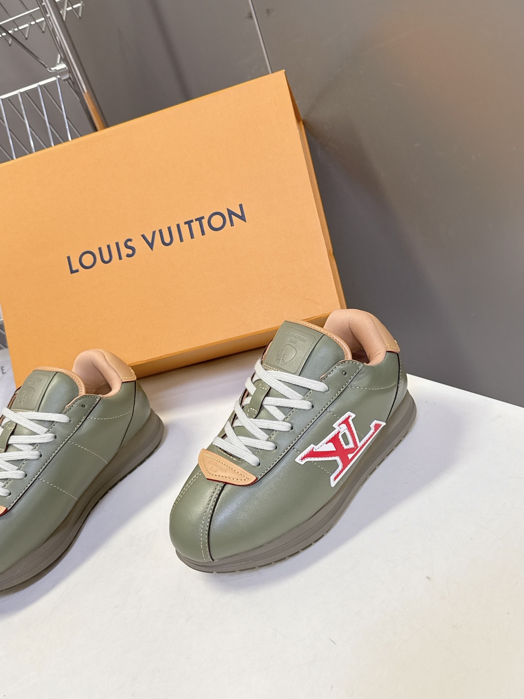  男装➕10 路易威登LOUIS VUITTON菲董联名走秀款厚底 运动鞋 阿甘鞋
 秀款出镜率最高的单