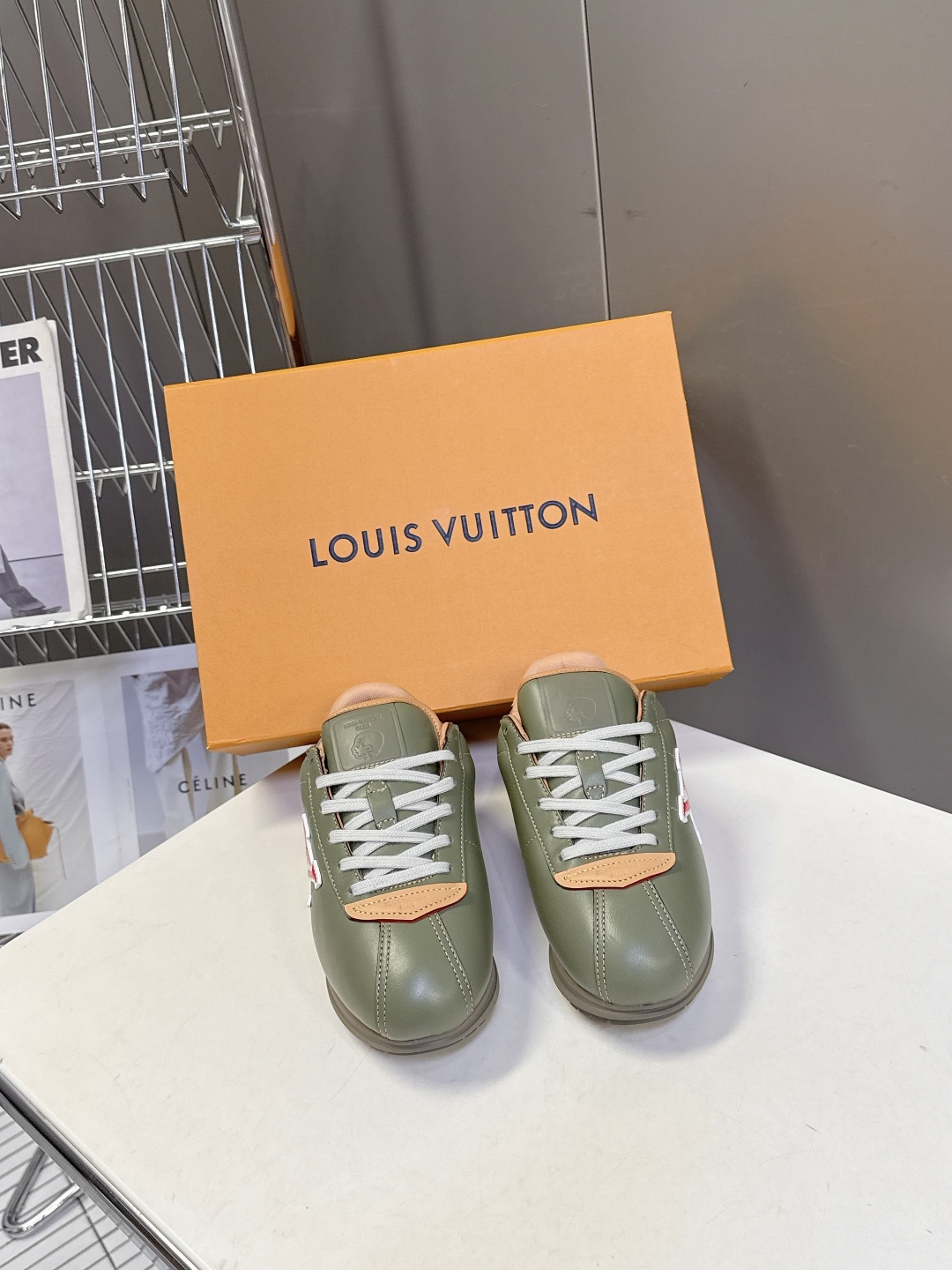  男装➕10 路易威登LOUIS VUITTON菲董联名走秀款厚底 运动鞋 阿甘鞋
 秀款出镜率最高的单