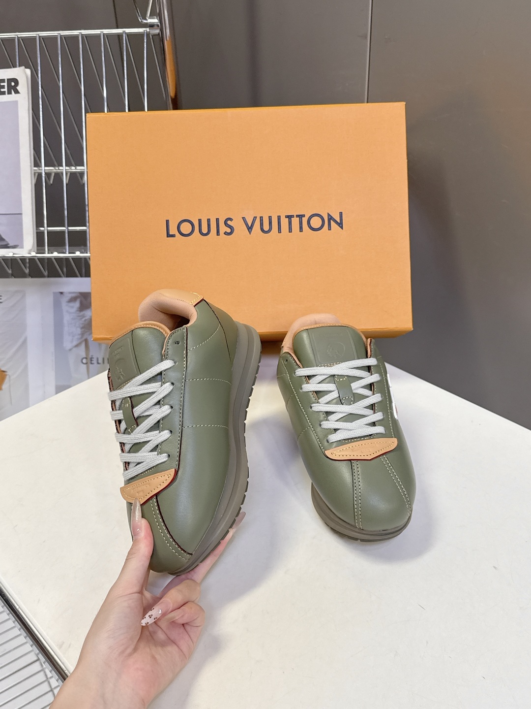  男装➕10 路易威登LOUIS VUITTON菲董联名走秀款厚底 运动鞋 阿甘鞋
 秀款出镜率最高的单