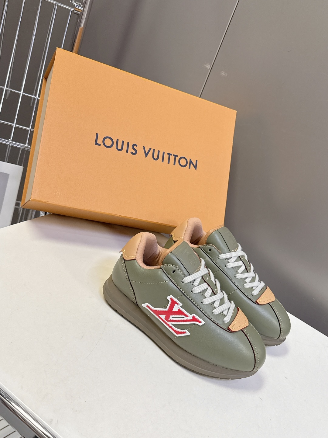  男装➕10 路易威登LOUIS VUITTON菲董联名走秀款厚底 运动鞋 阿甘鞋
 秀款出镜率最高的单