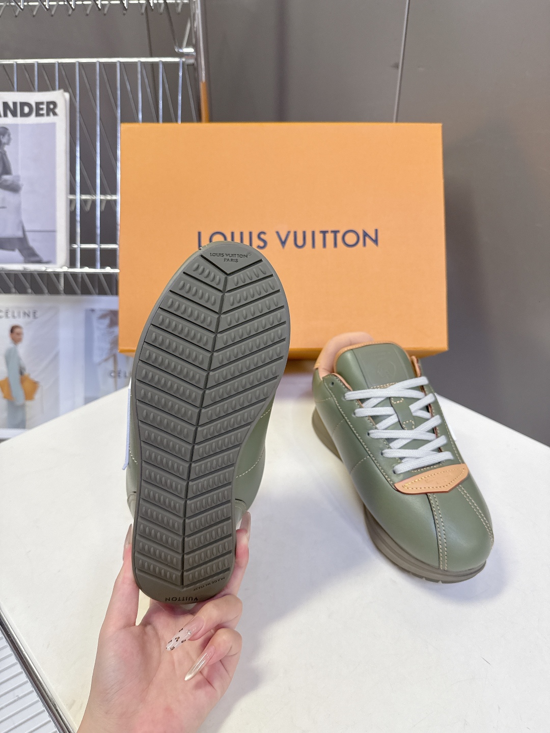  男装➕10 路易威登LOUIS VUITTON菲董联名走秀款厚底 运动鞋 阿甘鞋
 秀款出镜率最高的单