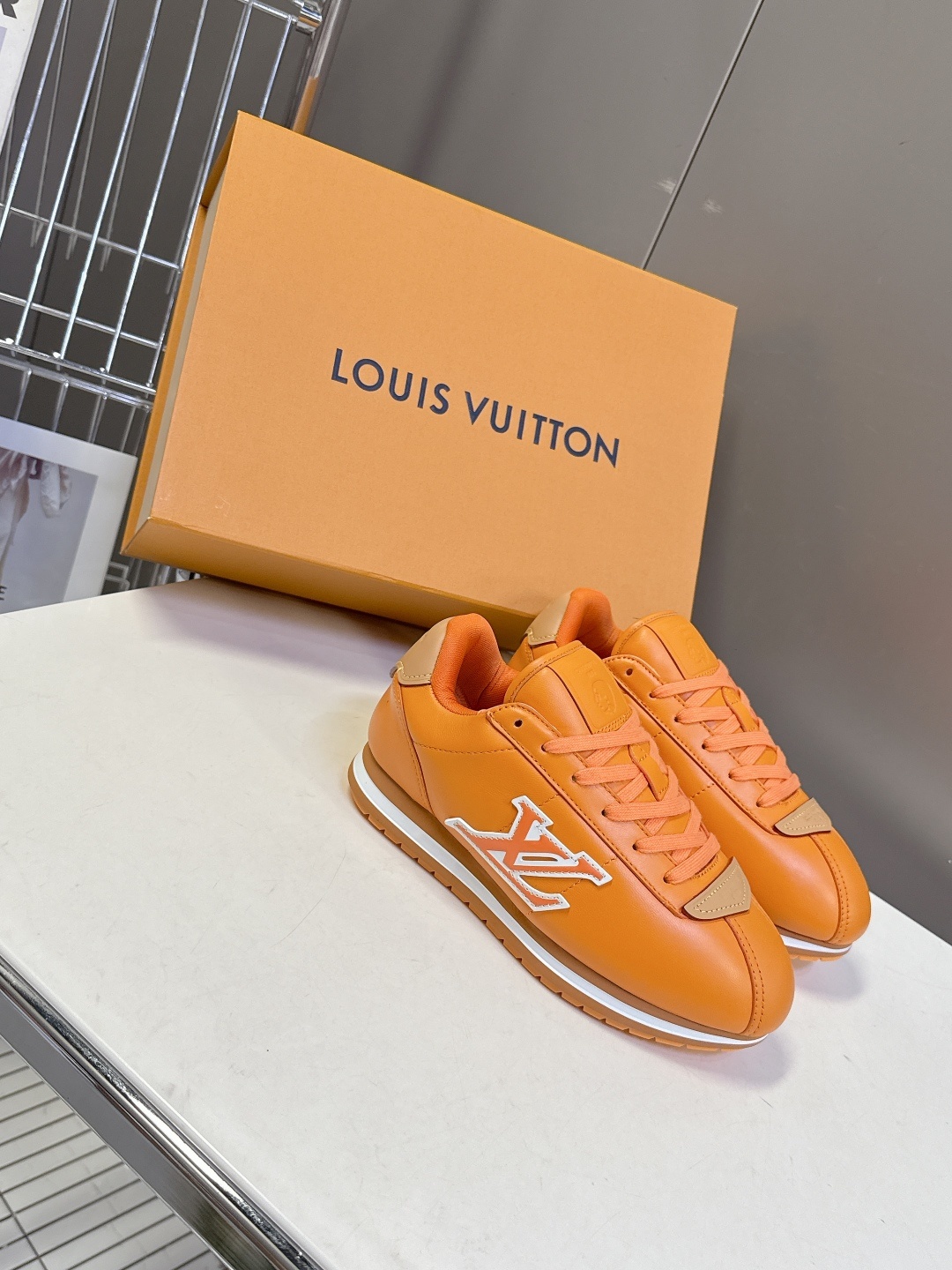 男装➕10 路易威登LOUIS VUITTON菲董联名走秀款厚底 运动鞋 阿甘鞋
秀款出镜率最高的单
