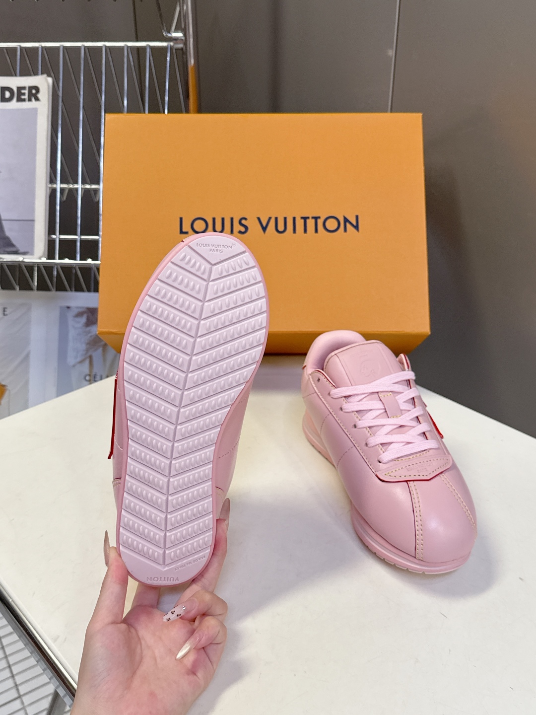  男装➕10 路易威登LOUIS VUITTON菲董联名走秀款厚底 运动鞋 阿甘鞋
 秀款出镜率最高的单