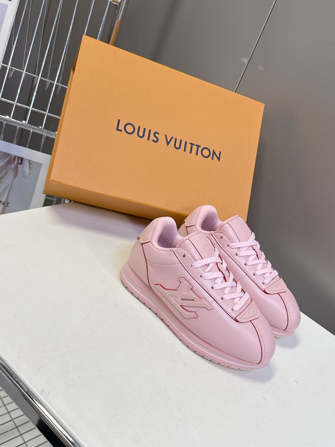  男装➕10 路易威登LOUIS VUITTON菲董联名走秀款厚底 运动鞋 阿甘鞋
 秀款出镜率最高的单