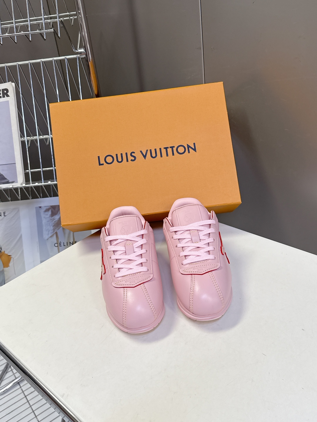  男装➕10 路易威登LOUIS VUITTON菲董联名走秀款厚底 运动鞋 阿甘鞋
 秀款出镜率最高的单