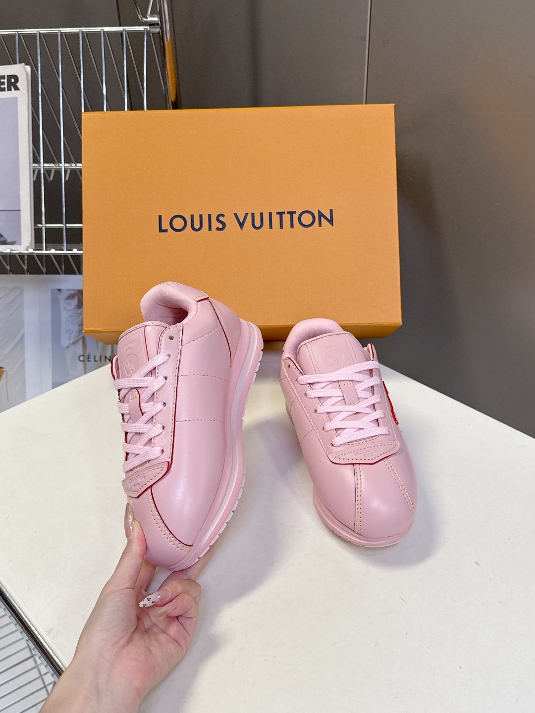  男装➕10 路易威登LOUIS VUITTON菲董联名走秀款厚底 运动鞋 阿甘鞋
 秀款出镜率最高的单