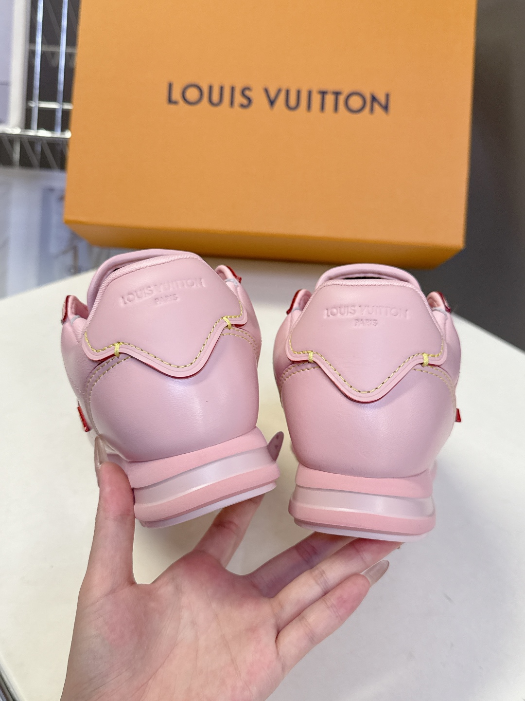  男装➕10 路易威登LOUIS VUITTON菲董联名走秀款厚底 运动鞋 阿甘鞋
 秀款出镜率最高的单