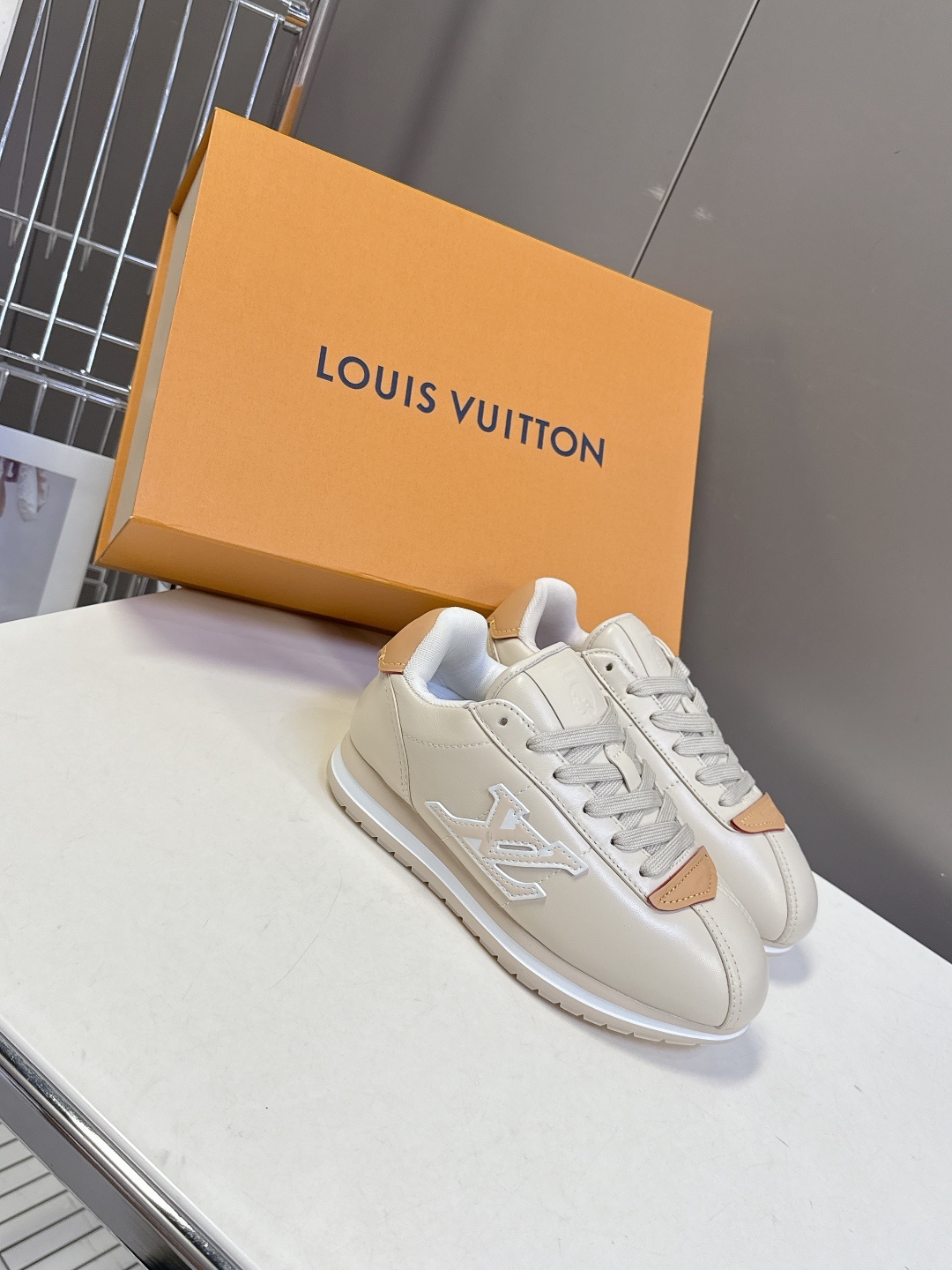 男装➕10 路易威登LOUIS VUITTON菲董联名走秀款厚底 运动鞋 阿甘鞋
秀款出镜率最高的单