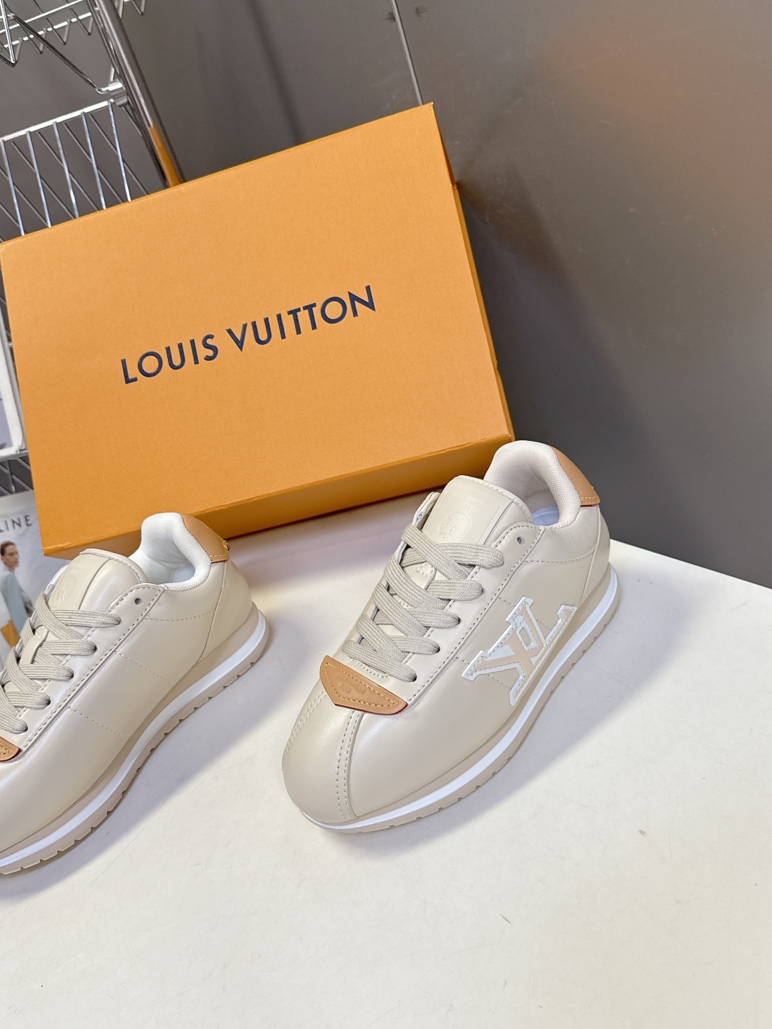 男装➕10 路易威登LOUIS VUITTON菲董联名走秀款厚底 运动鞋 阿甘鞋
秀款出镜率最高的单