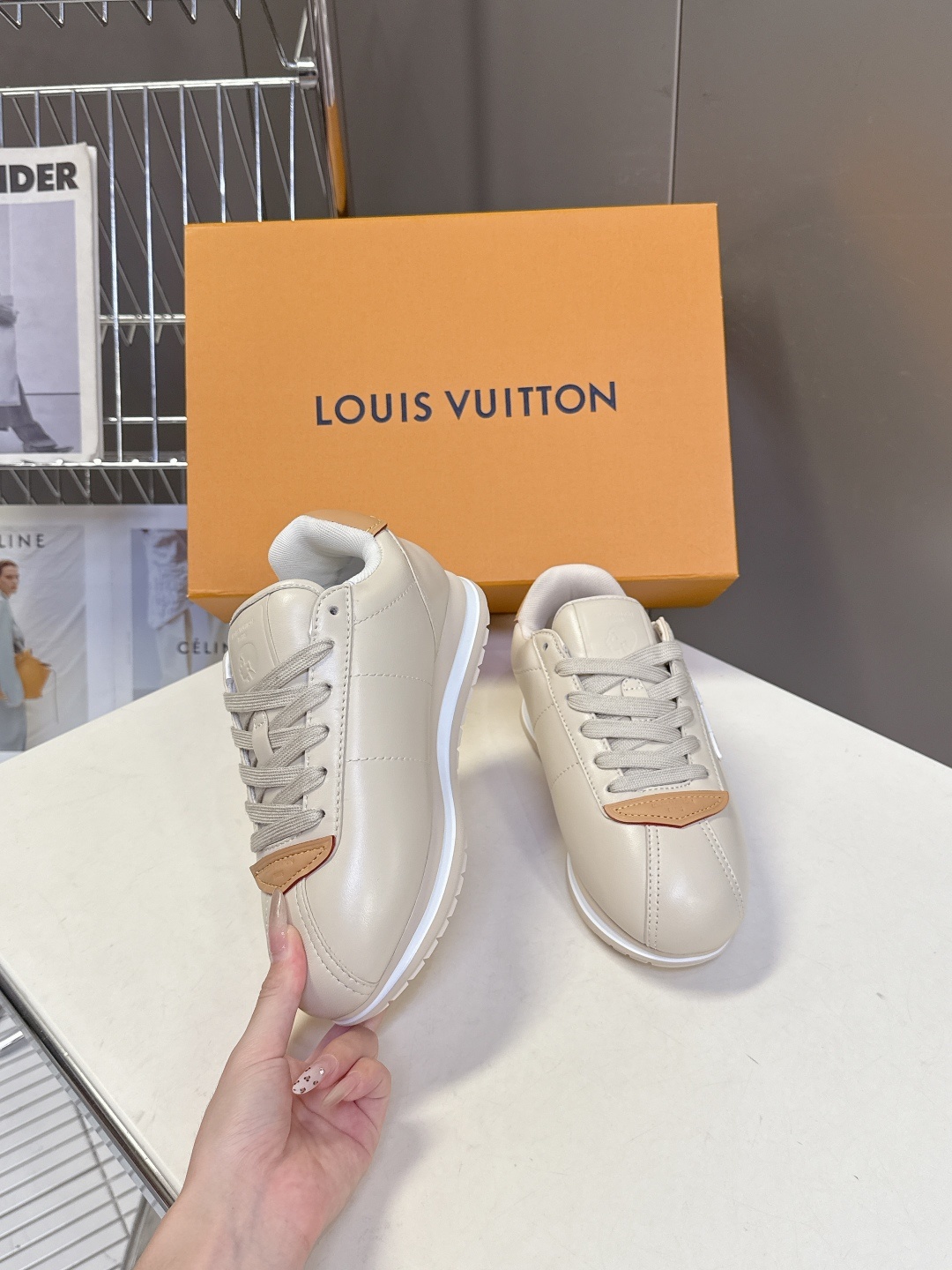 男装➕10 路易威登LOUIS VUITTON菲董联名走秀款厚底 运动鞋 阿甘鞋
秀款出镜率最高的单
