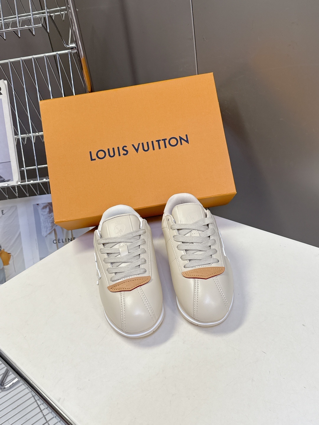 男装➕10 路易威登LOUIS VUITTON菲董联名走秀款厚底 运动鞋 阿甘鞋
秀款出镜率最高的单