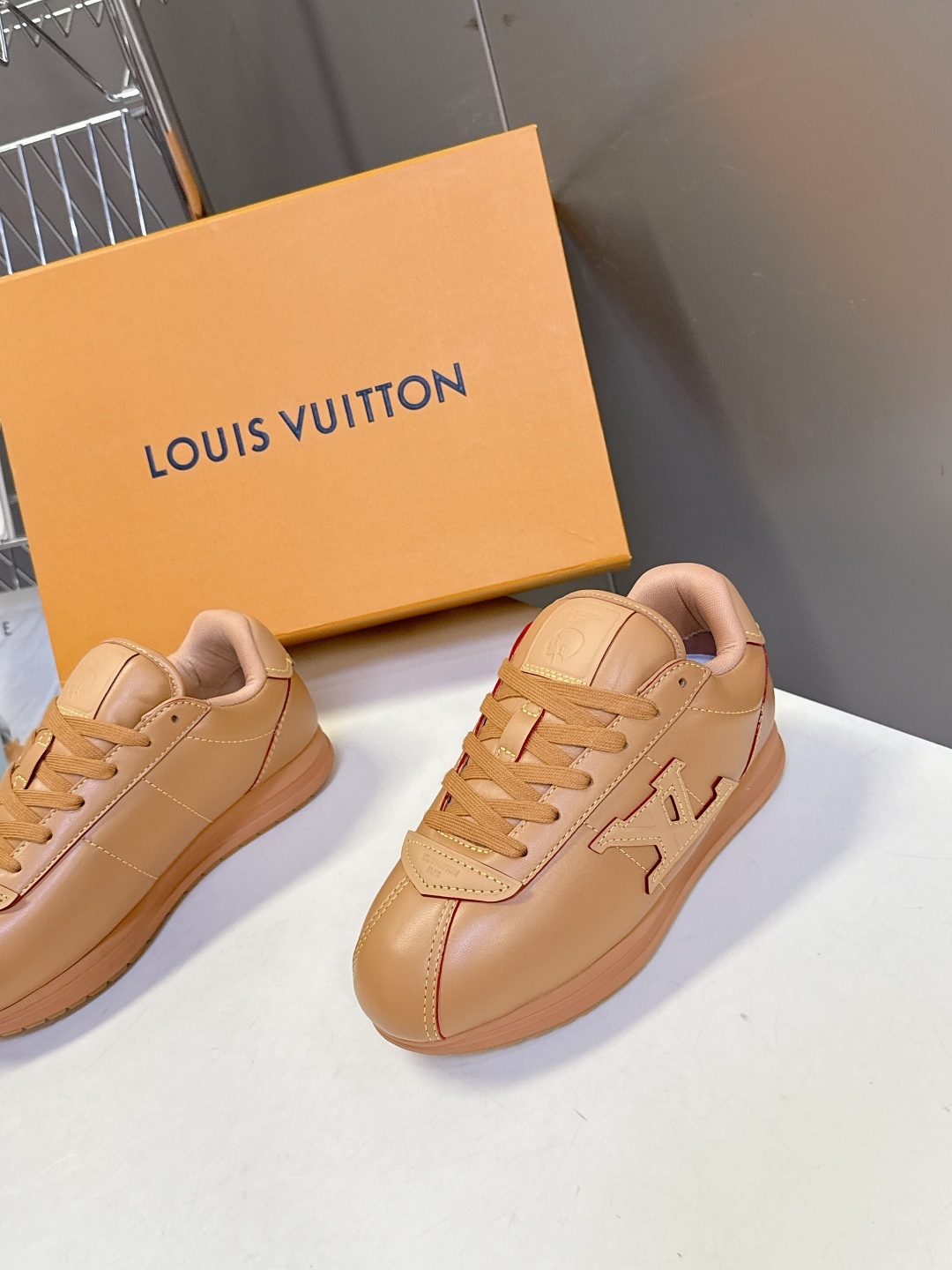 男装➕10 路易威登LOUIS VUITTON菲董联名走秀款厚底 运动鞋 阿甘鞋
秀款出镜率最高的单