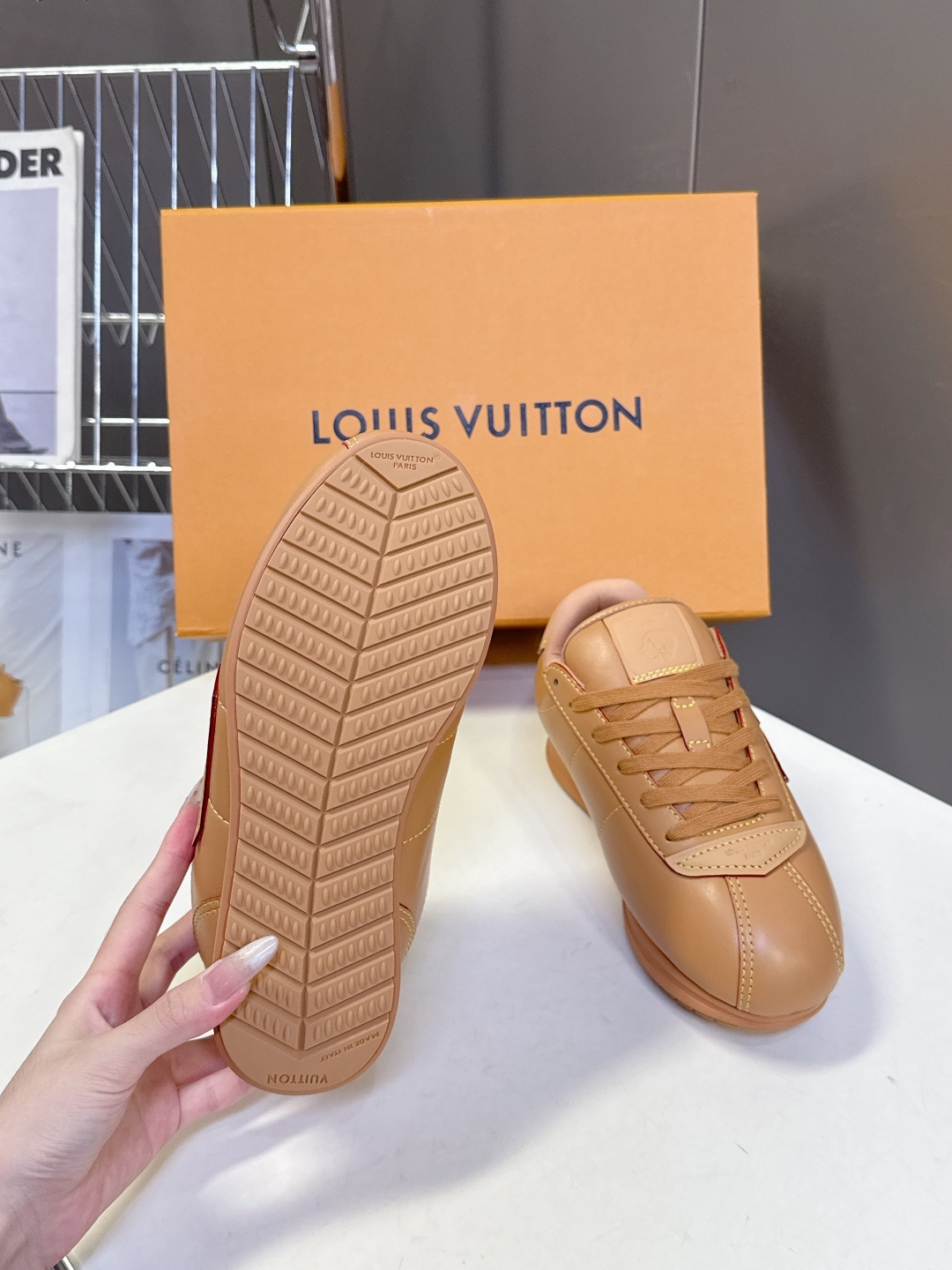 男装➕10 路易威登LOUIS VUITTON菲董联名走秀款厚底 运动鞋 阿甘鞋
秀款出镜率最高的单