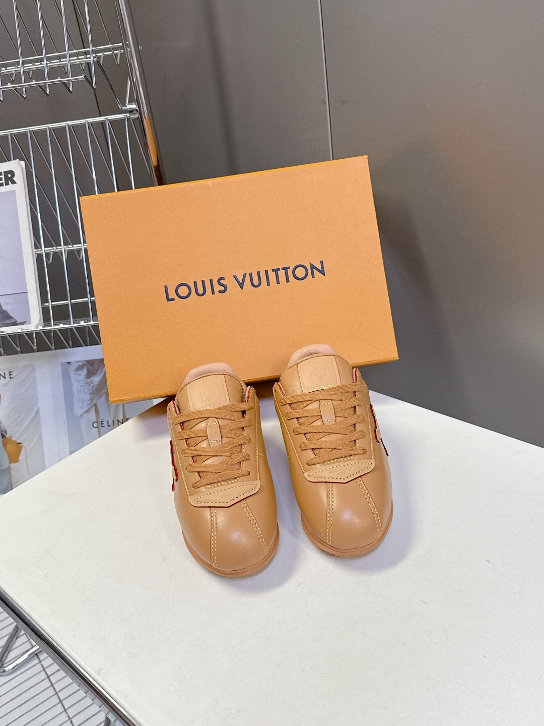 男装➕10 路易威登LOUIS VUITTON菲董联名走秀款厚底 运动鞋 阿甘鞋
秀款出镜率最高的单