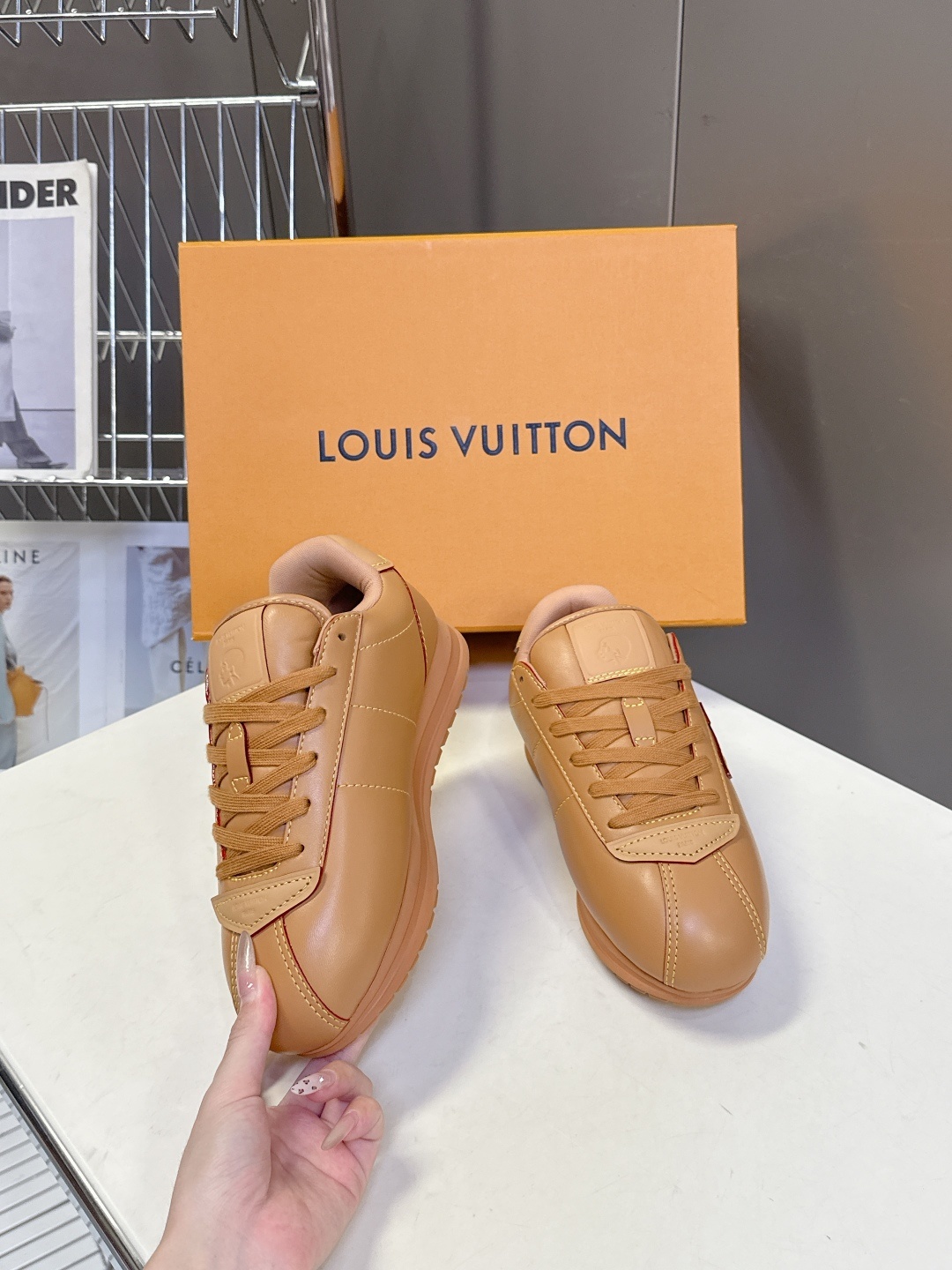男装➕10 路易威登LOUIS VUITTON菲董联名走秀款厚底 运动鞋 阿甘鞋
秀款出镜率最高的单