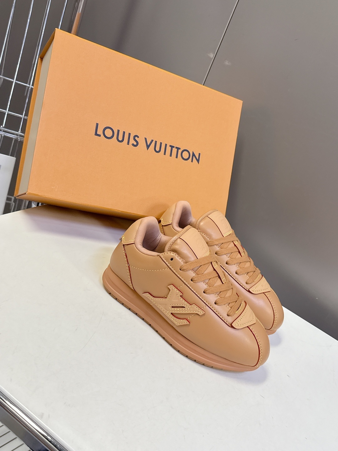 男装➕10 路易威登LOUIS VUITTON菲董联名走秀款厚底 运动鞋 阿甘鞋
秀款出镜率最高的单