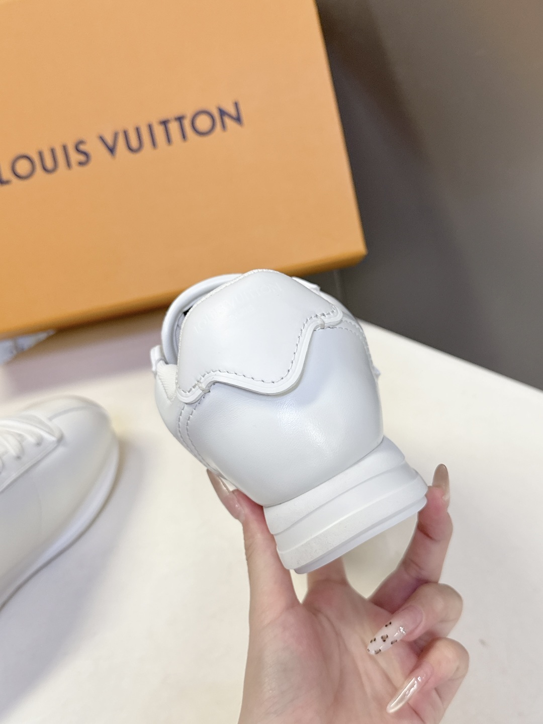 男装➕10 路易威登LOUIS VUITTON菲董联名走秀款厚底 运动鞋 阿甘鞋
秀款出镜率最高的单