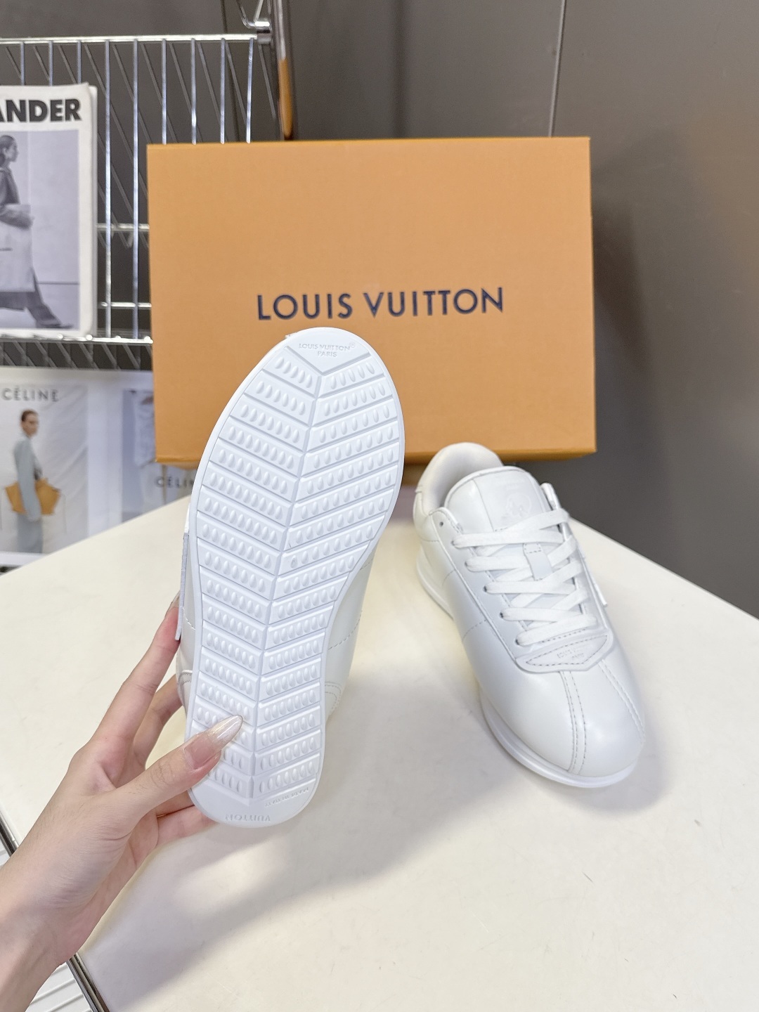 男装➕10 路易威登LOUIS VUITTON菲董联名走秀款厚底 运动鞋 阿甘鞋
秀款出镜率最高的单