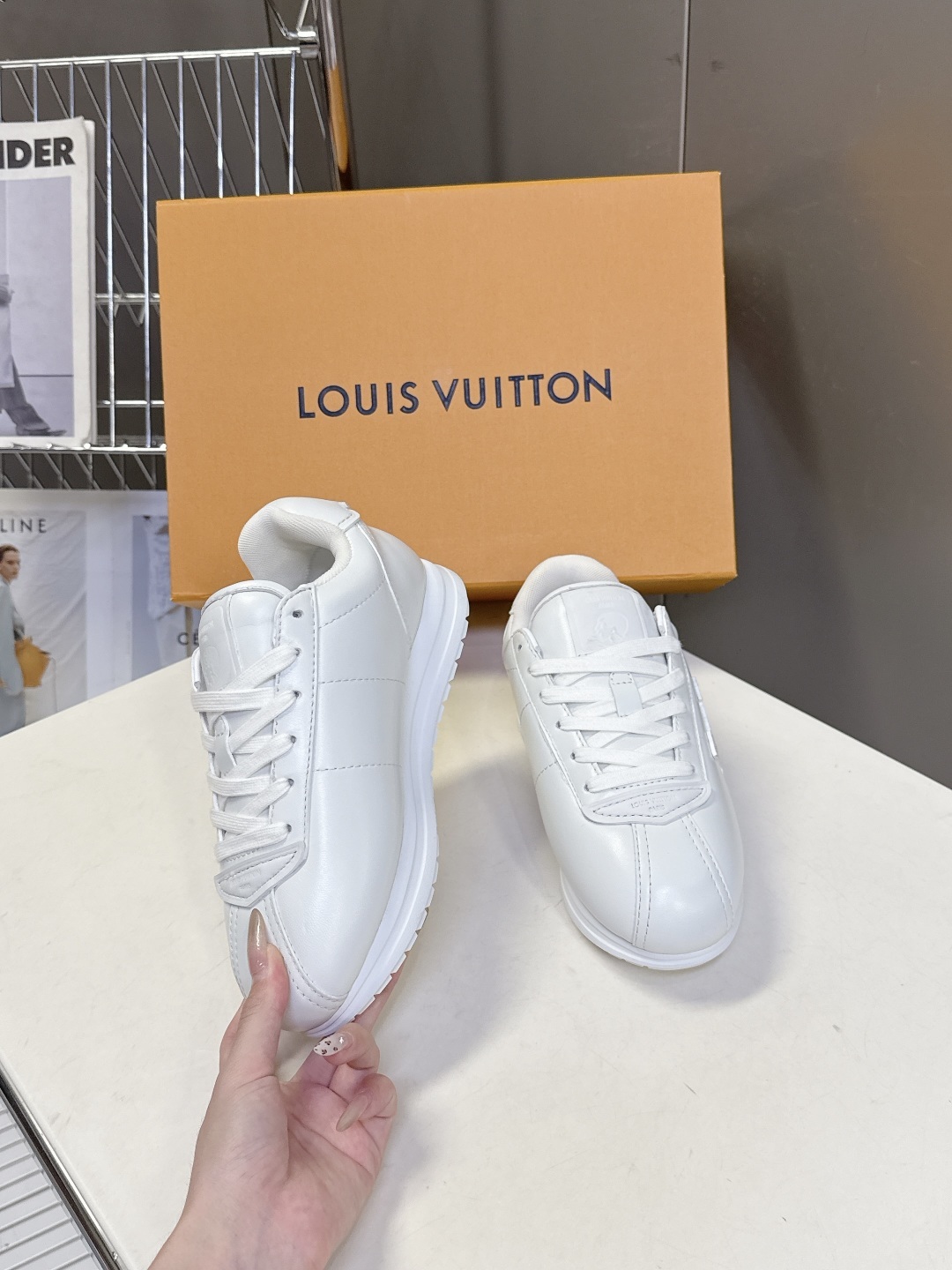 男装➕10 路易威登LOUIS VUITTON菲董联名走秀款厚底 运动鞋 阿甘鞋
秀款出镜率最高的单