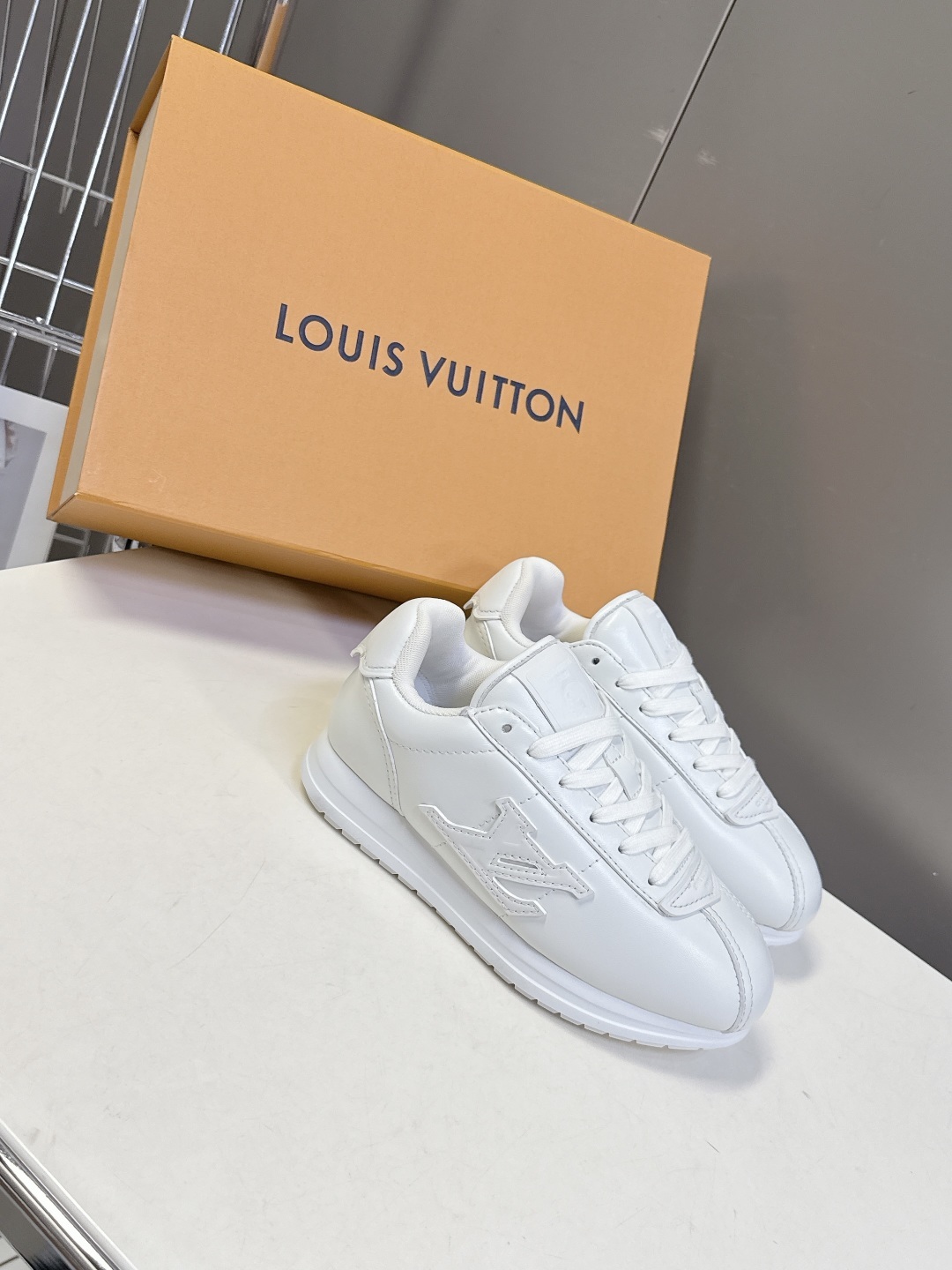 男装➕10 路易威登LOUIS VUITTON菲董联名走秀款厚底 运动鞋 阿甘鞋
秀款出镜率最高的单