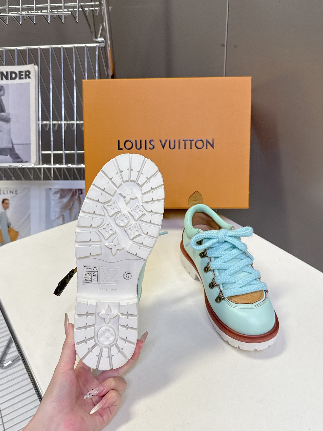  Louis vuiteeon 路易威登最新情侣款系带厚底乐福鞋 德比鞋
 这款松糕厚底系列今年非常爆和
