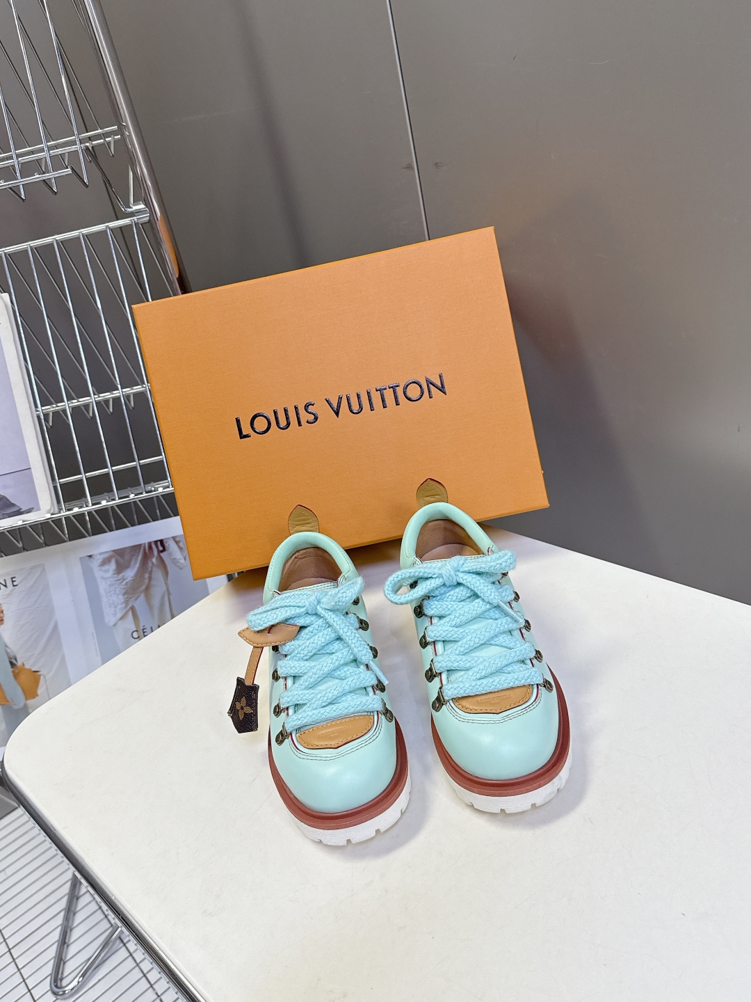 Louis vuiteeon 路易威登最新情侣款系带厚底乐福鞋 德比鞋
 这款松糕厚底系列今年非常爆和